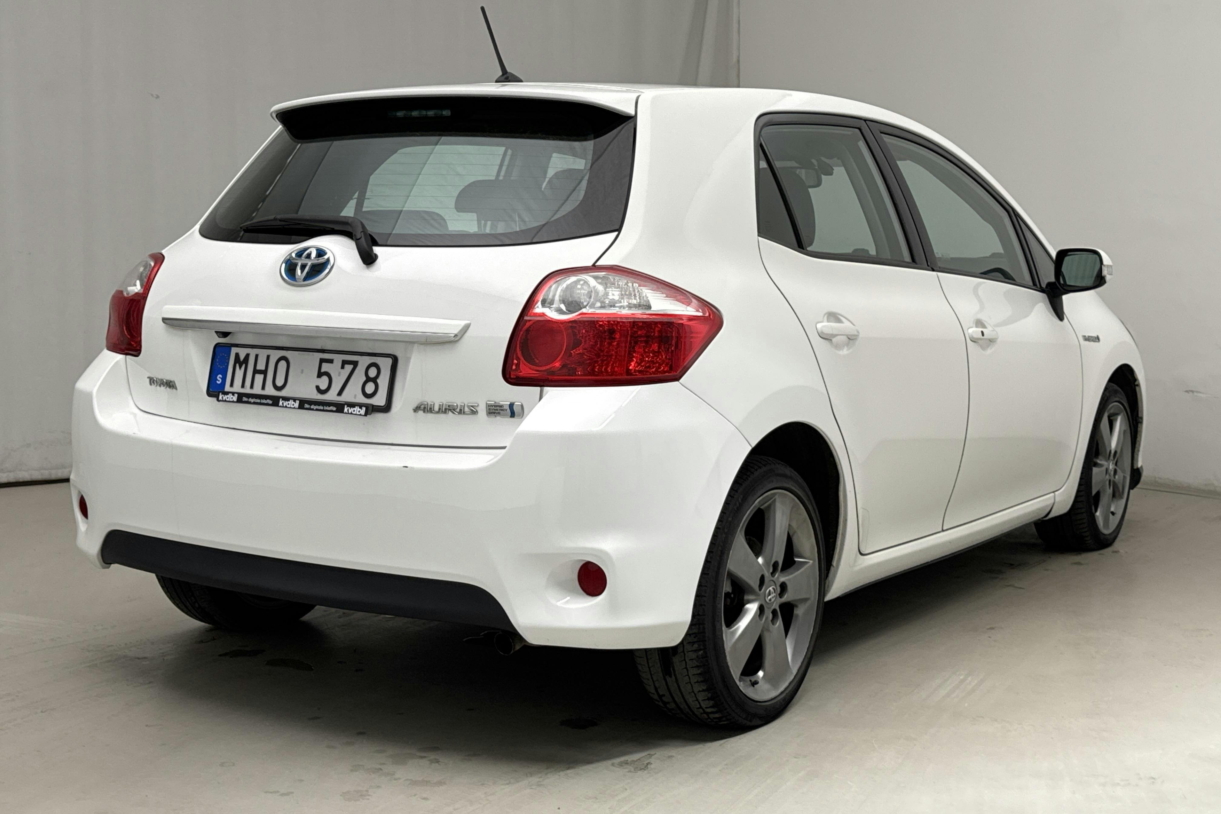 Toyota Auris 1.8 HSD 5dr (99hk) - 22 649 mil - Automat - vit - 2012