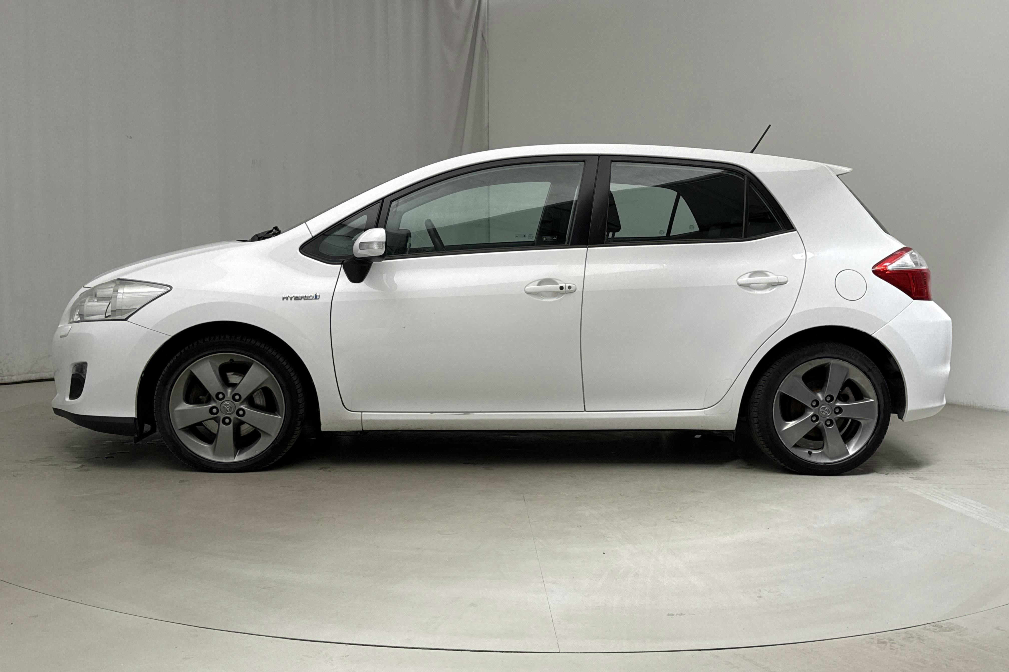 Toyota Auris 1.8 HSD 5dr (99hk) - 22 649 mil - Automat - vit - 2012