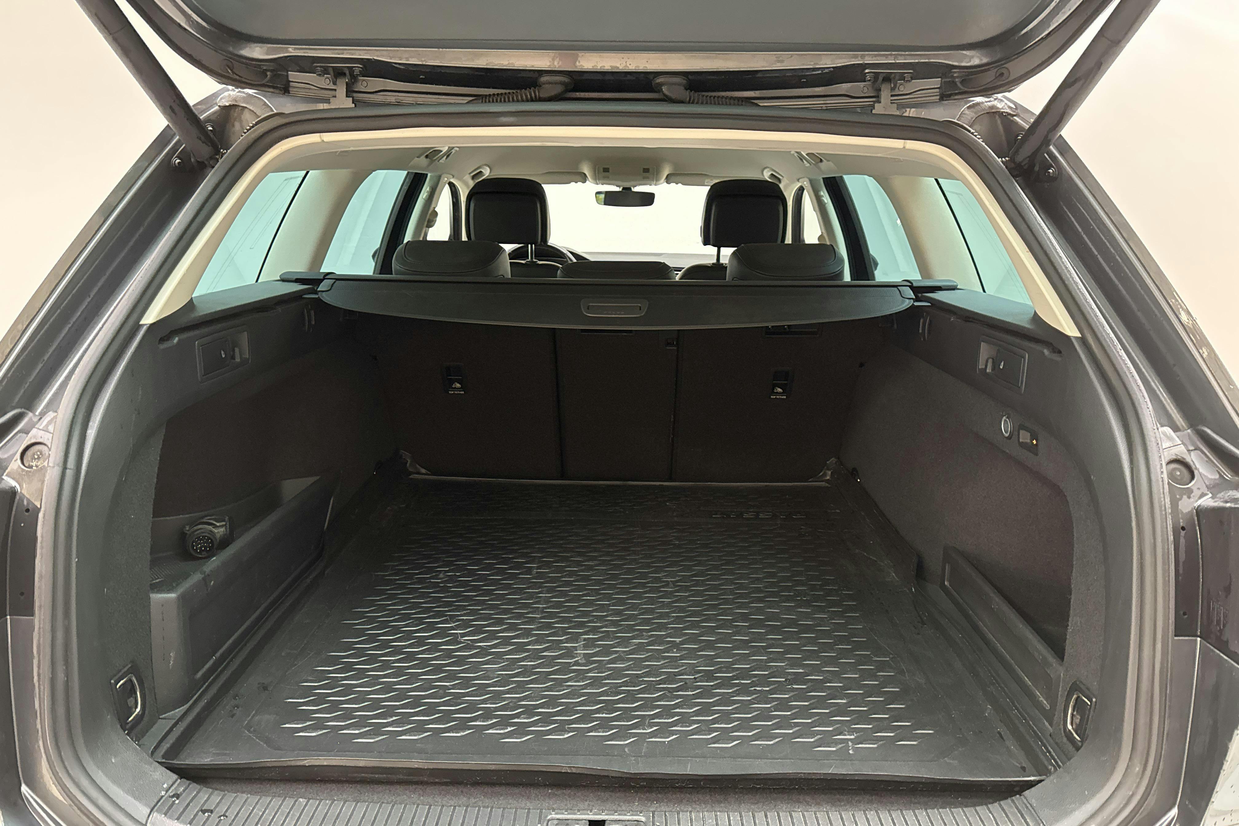 VW Passat 2.0 TDI BiTurbo Sportscombi 4MOTION (240hk) - 146 100 km - Automaatne - Dark Grey - 2017
