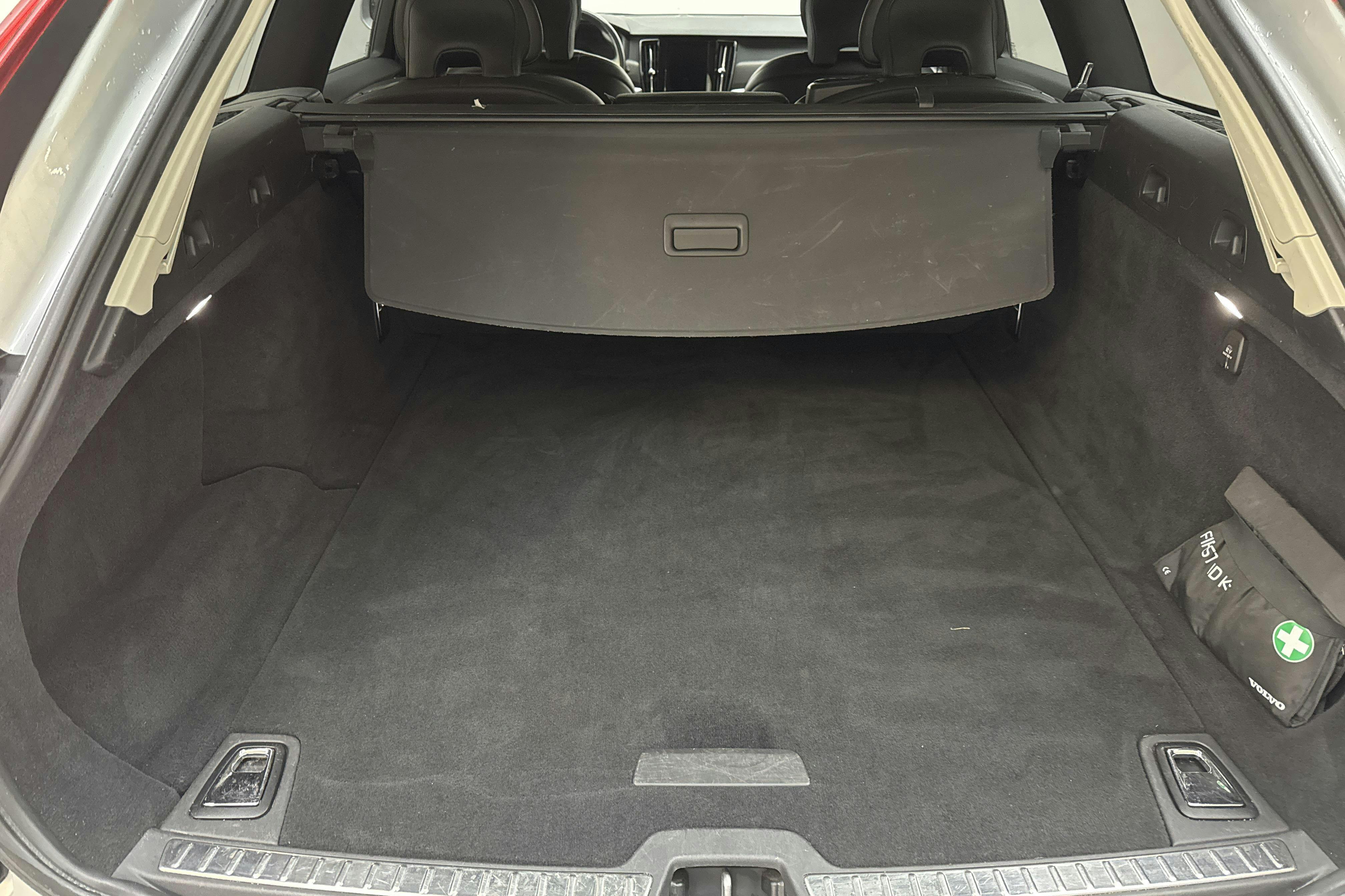 Volvo V90 D4 Cross Country AWD (190hk) - 16 621 mil - Automat - silver - 2020