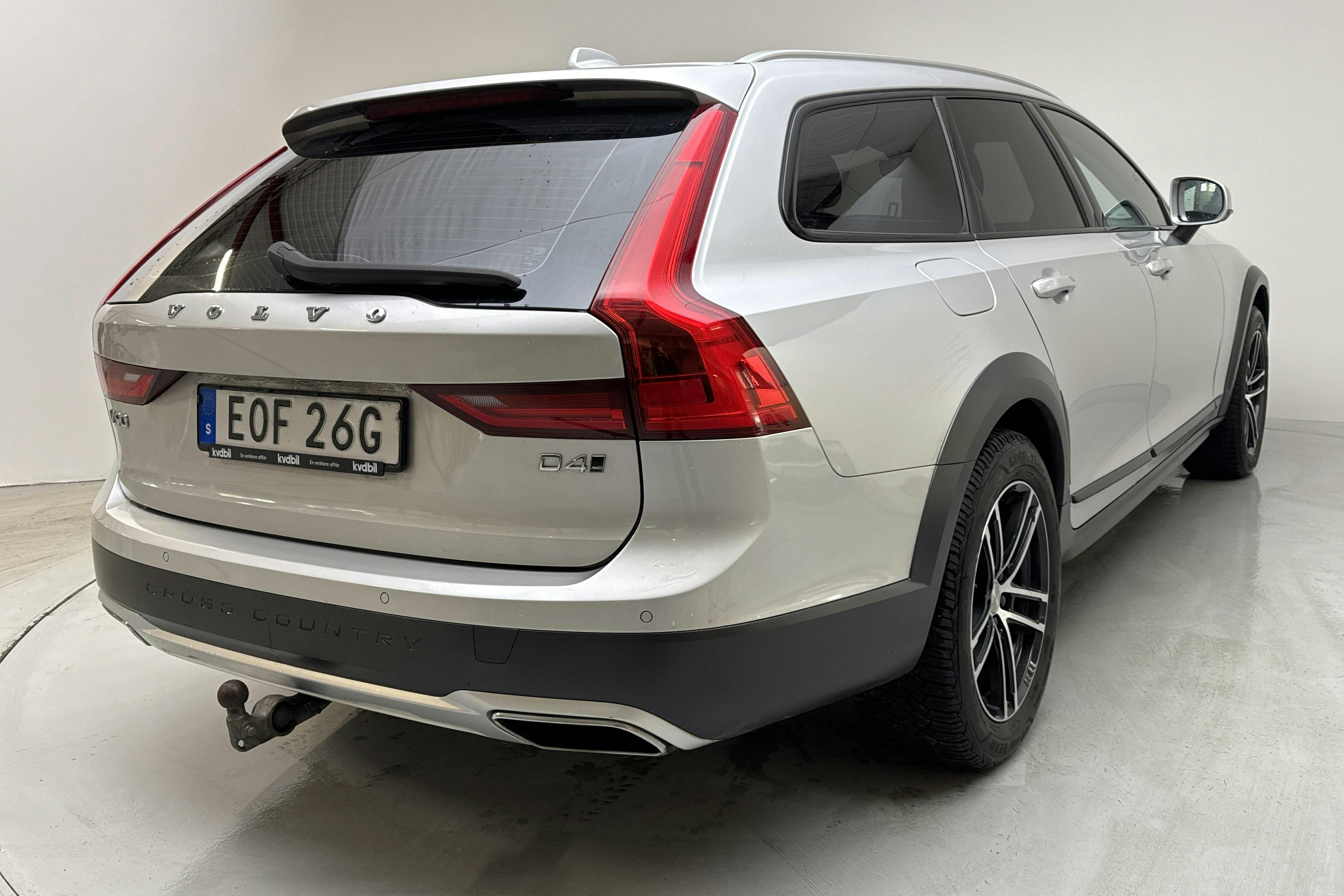 Volvo V90 D4 Cross Country AWD (190hk) - 16 621 mil - Automat - silver - 2020