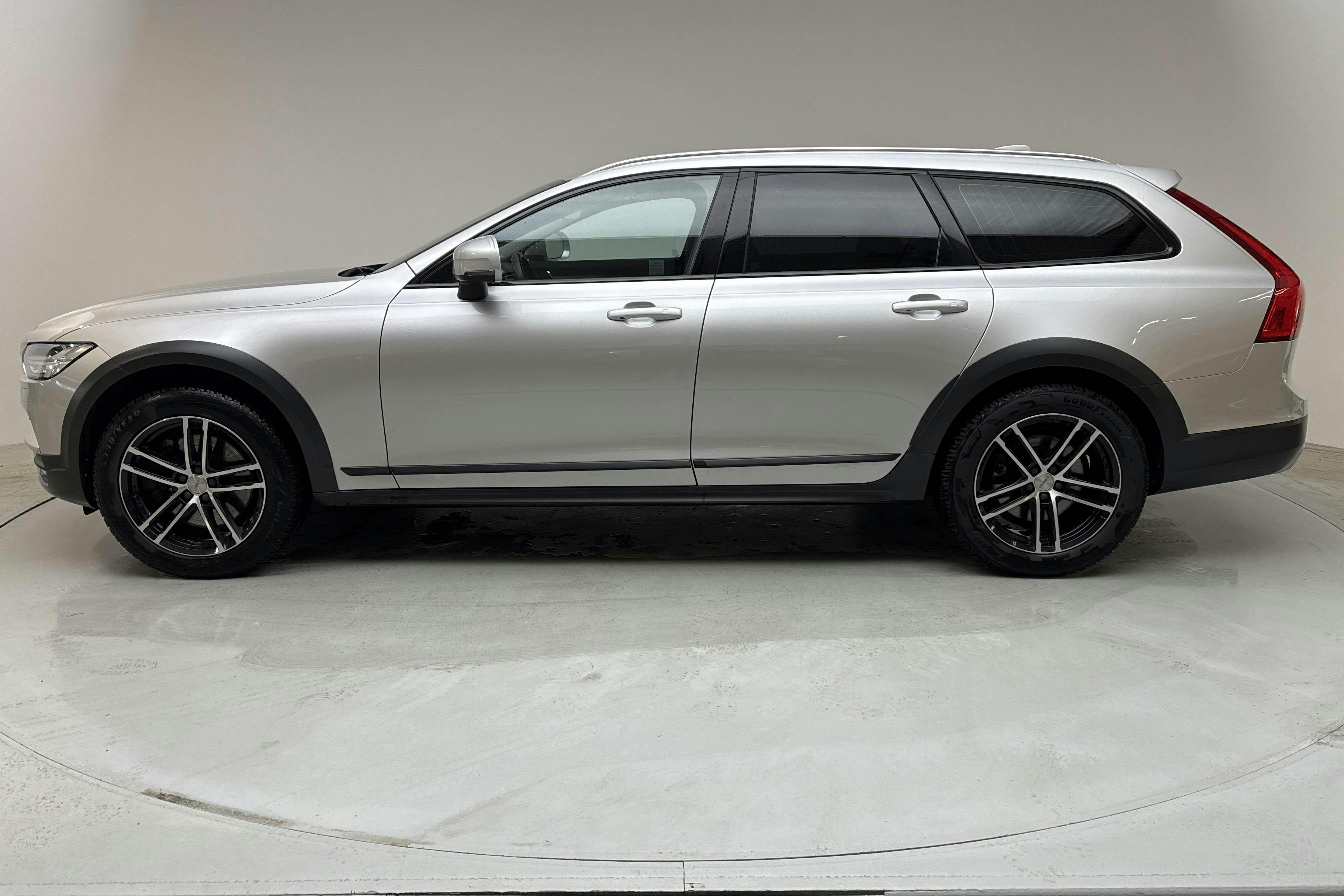 Volvo V90 D4 Cross Country AWD (190hk) - 16 621 mil - Automat - silver - 2020