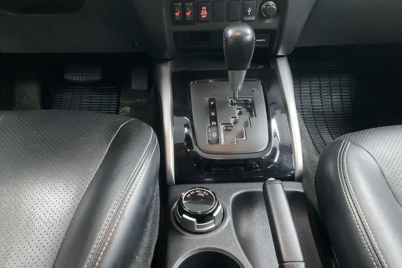Mitsubishi L200 2.4 DI-D (181hk) - 14 349 mil - Automat - blå - 2017
