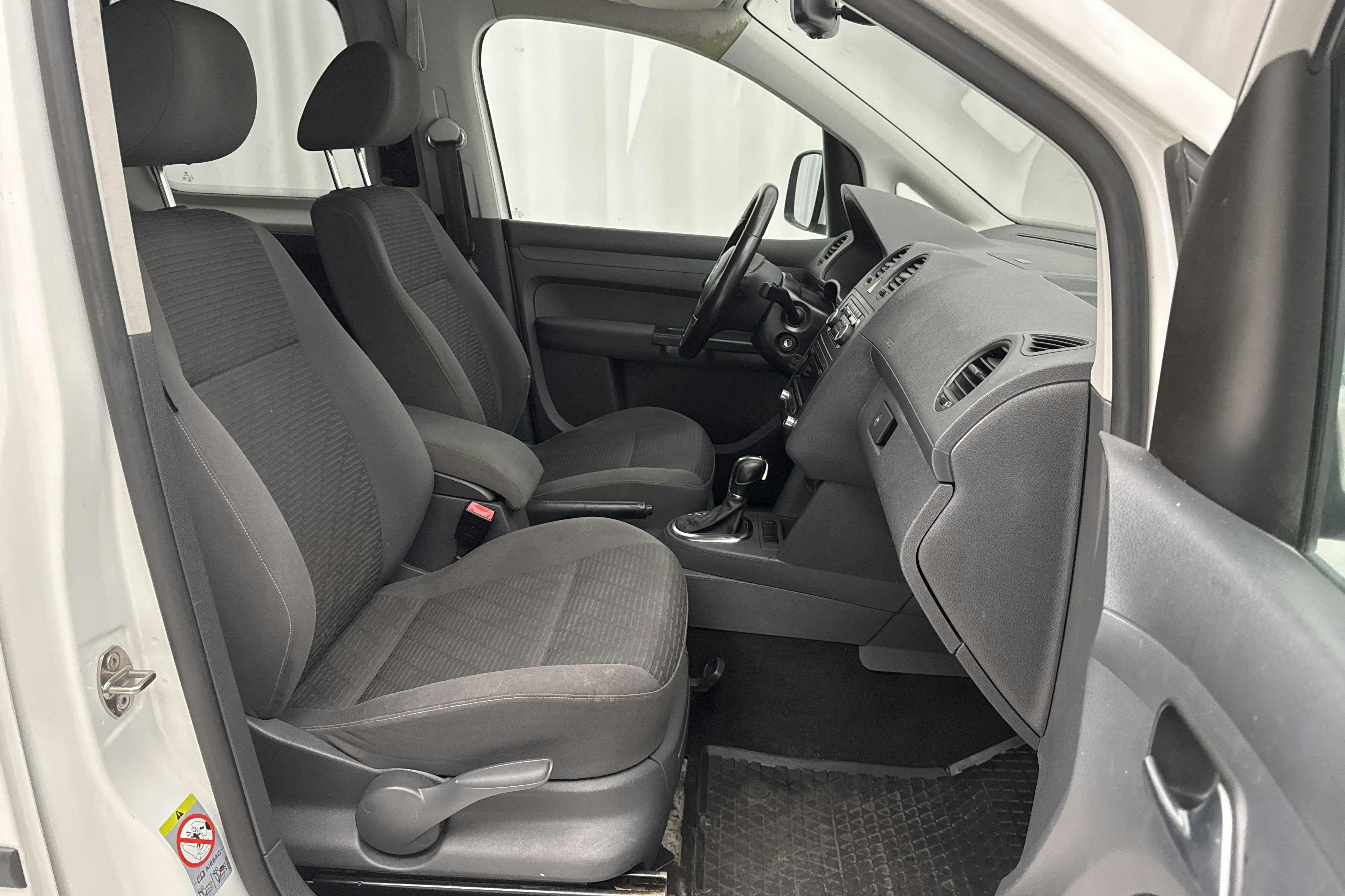 VW Caddy Maxi Life 2.0 TDI (140hk) - 23 728 mil - Automat - vit - 2013