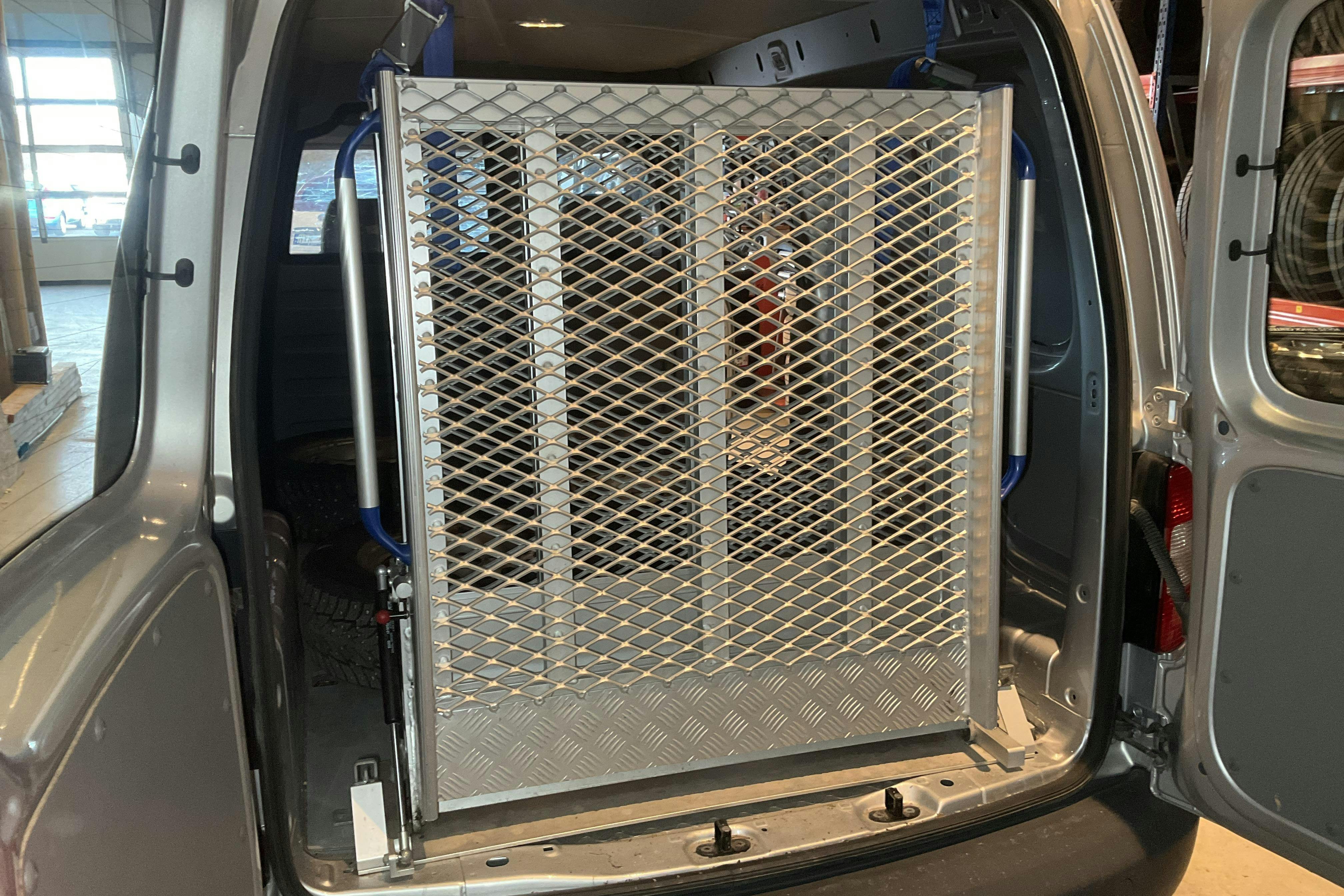 VW Caddy 1.9 TDI Maxi Skåp (105hk) - 11 211 mil - Manuell - silver - 2009