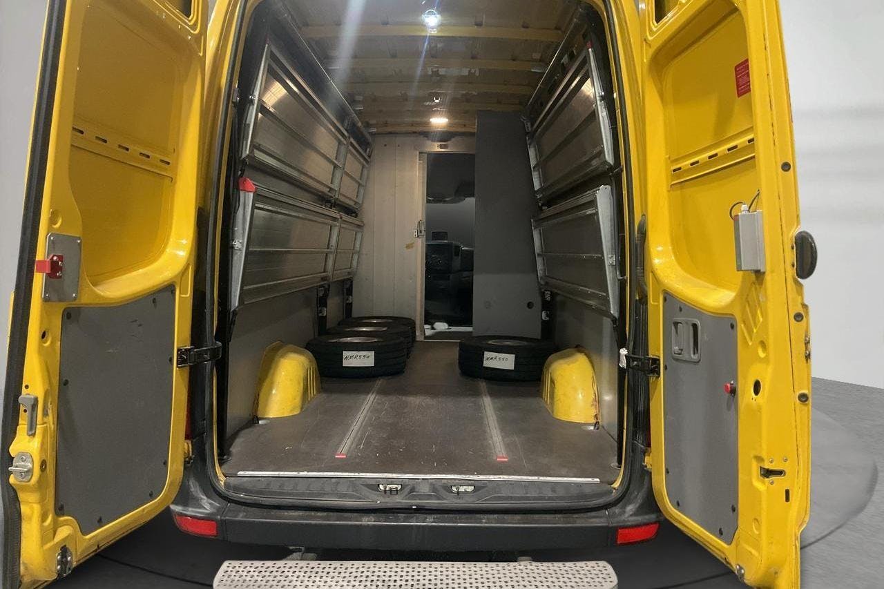 VW Crafter 35 2.0 TDI Skåp (136hk) - 184 070 km - Manualna - Light Yellow - 2014