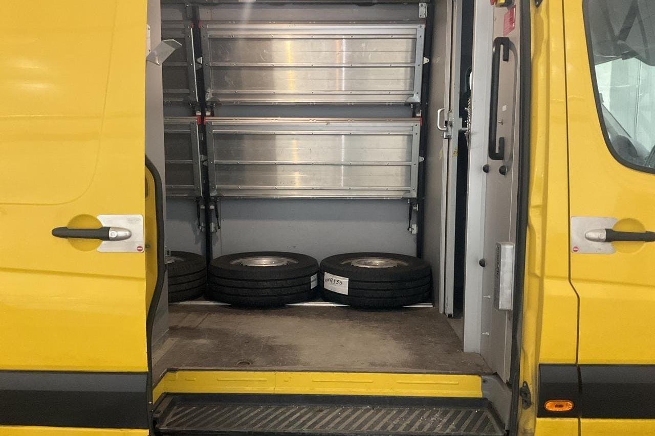VW Crafter 35 2.0 TDI Skåp (136hk) - 184 070 km - Manualna - Light Yellow - 2014