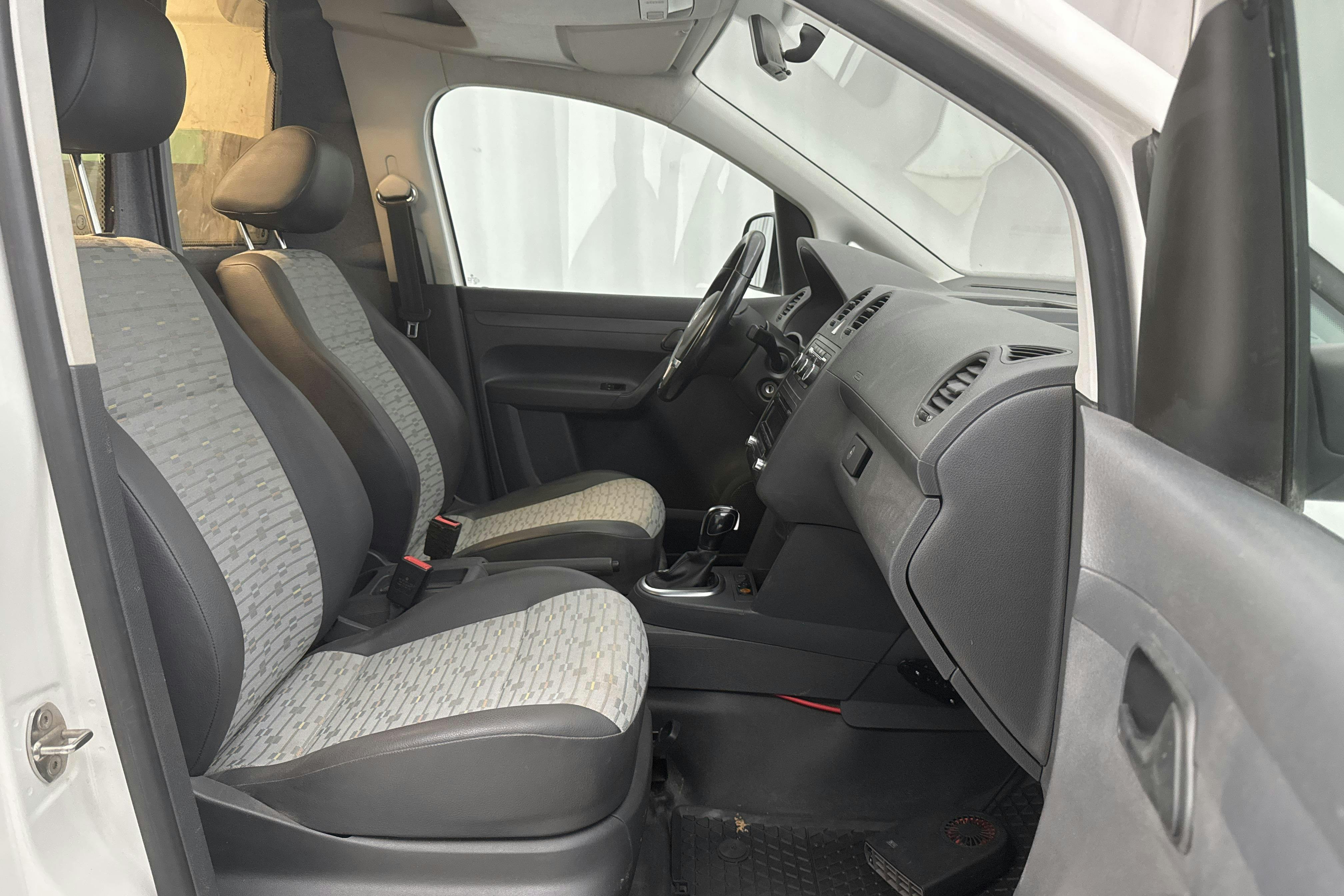 VW Caddy 2.0 TDI Maxi Skåp 4-motion (140hk) - 138 370 km - Automaatne - valge - 2013