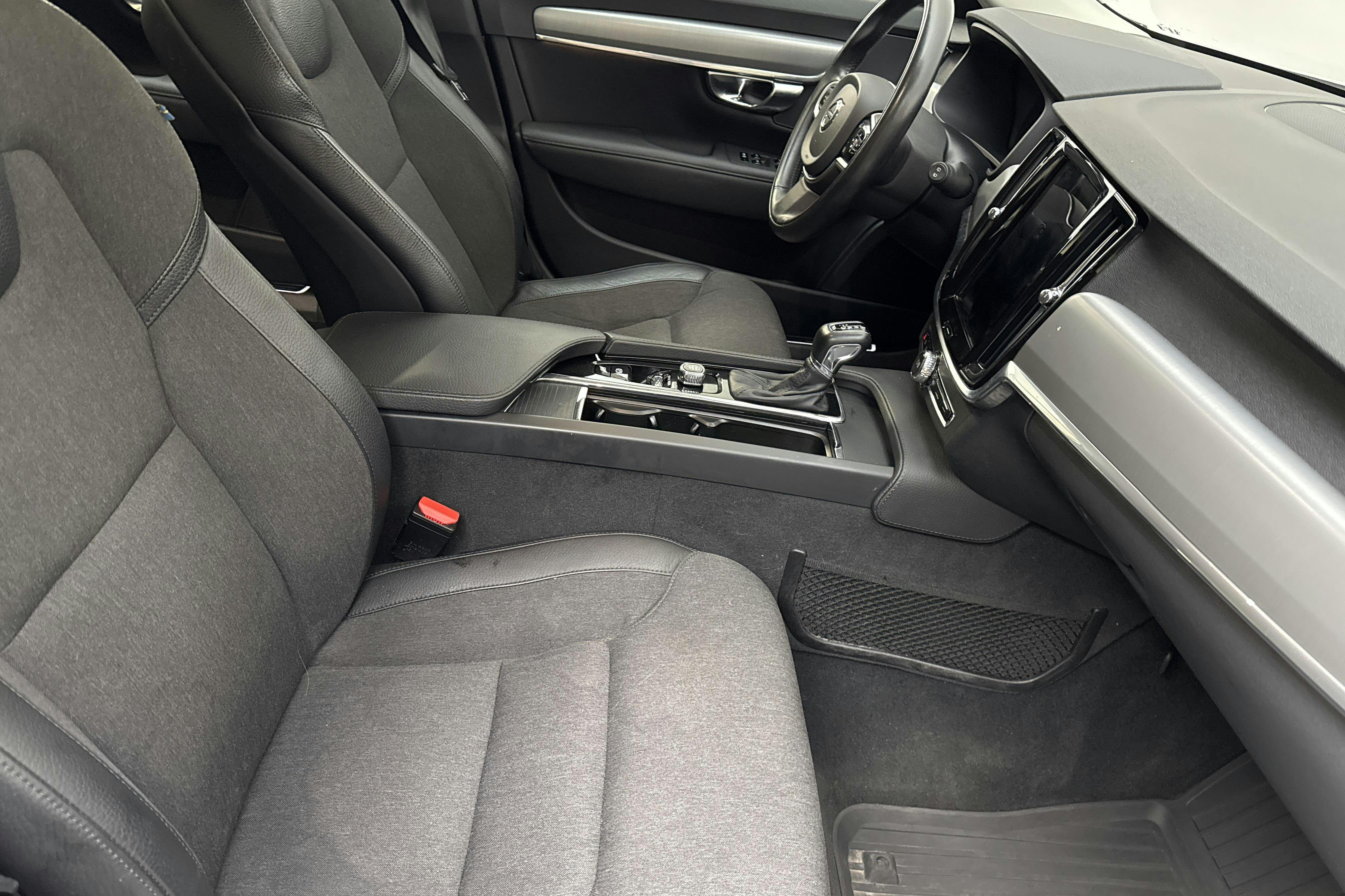 Volvo V90 D4 AWD (190hk) - 106 030 km - Automaatne - valge - 2020