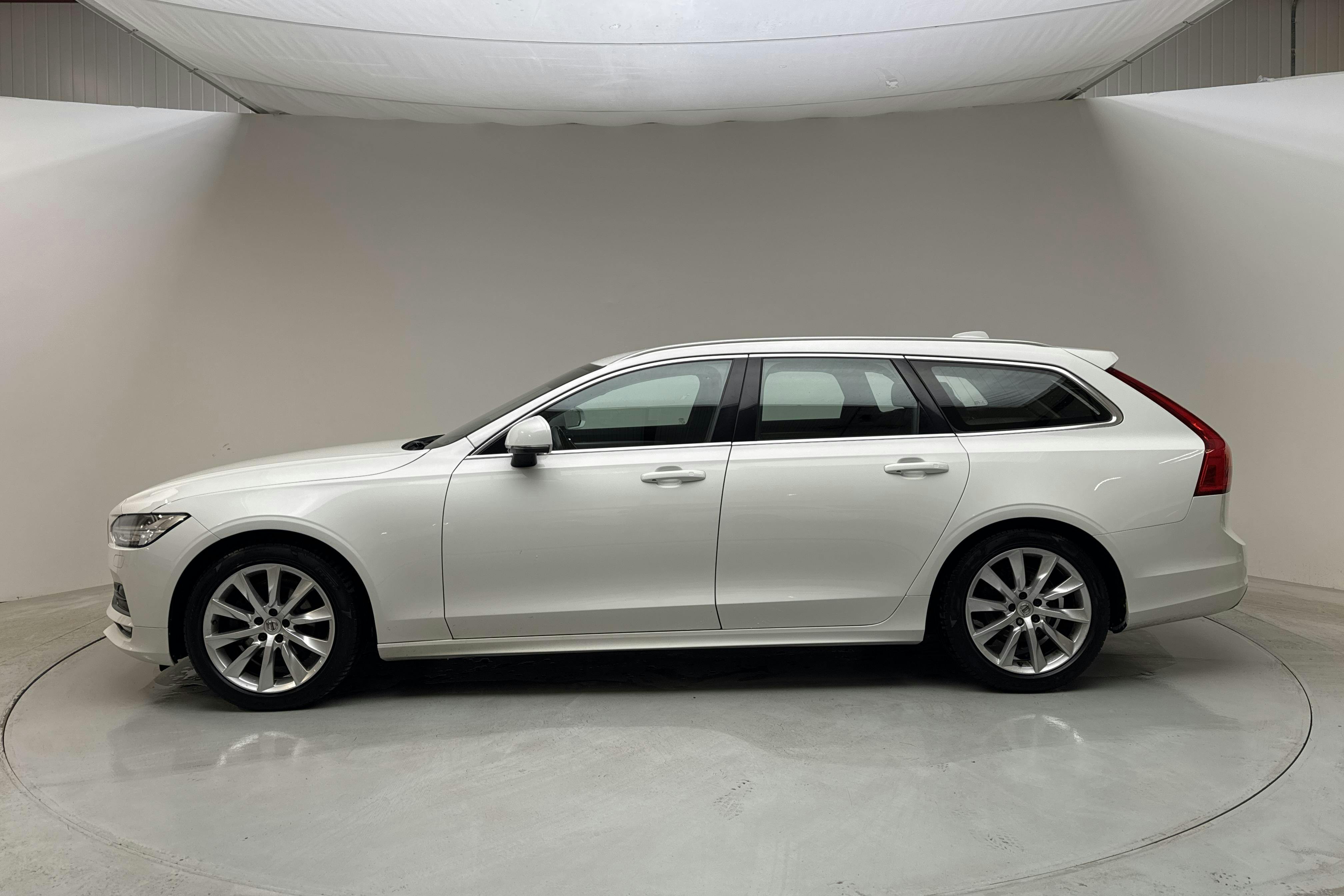 Volvo V90 D4 AWD (190hk) - 106 030 km - Automaatne - valge - 2020