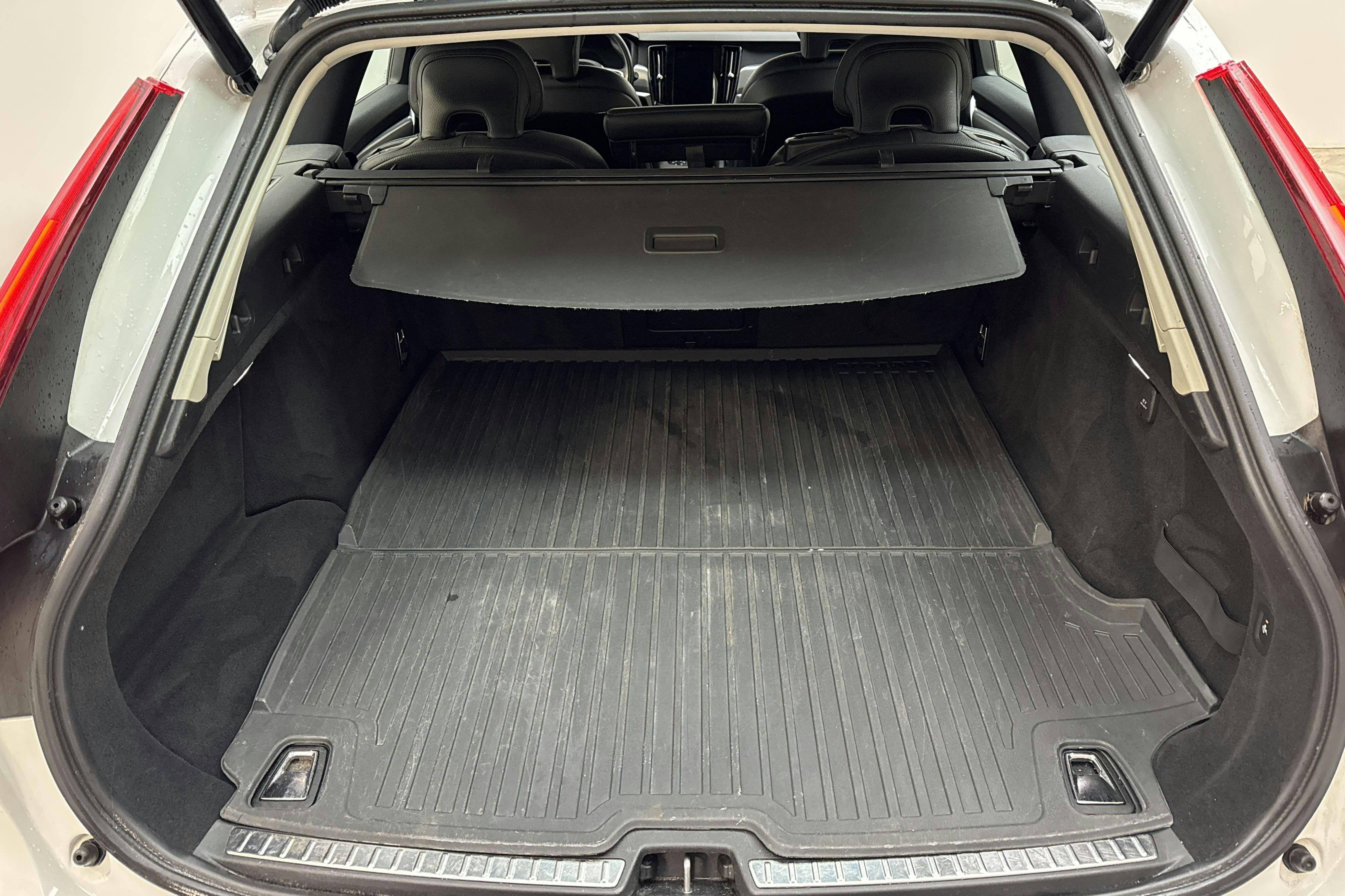 Volvo V90 D4 AWD (190hk) - 106 030 km - Automaatne - valge - 2020