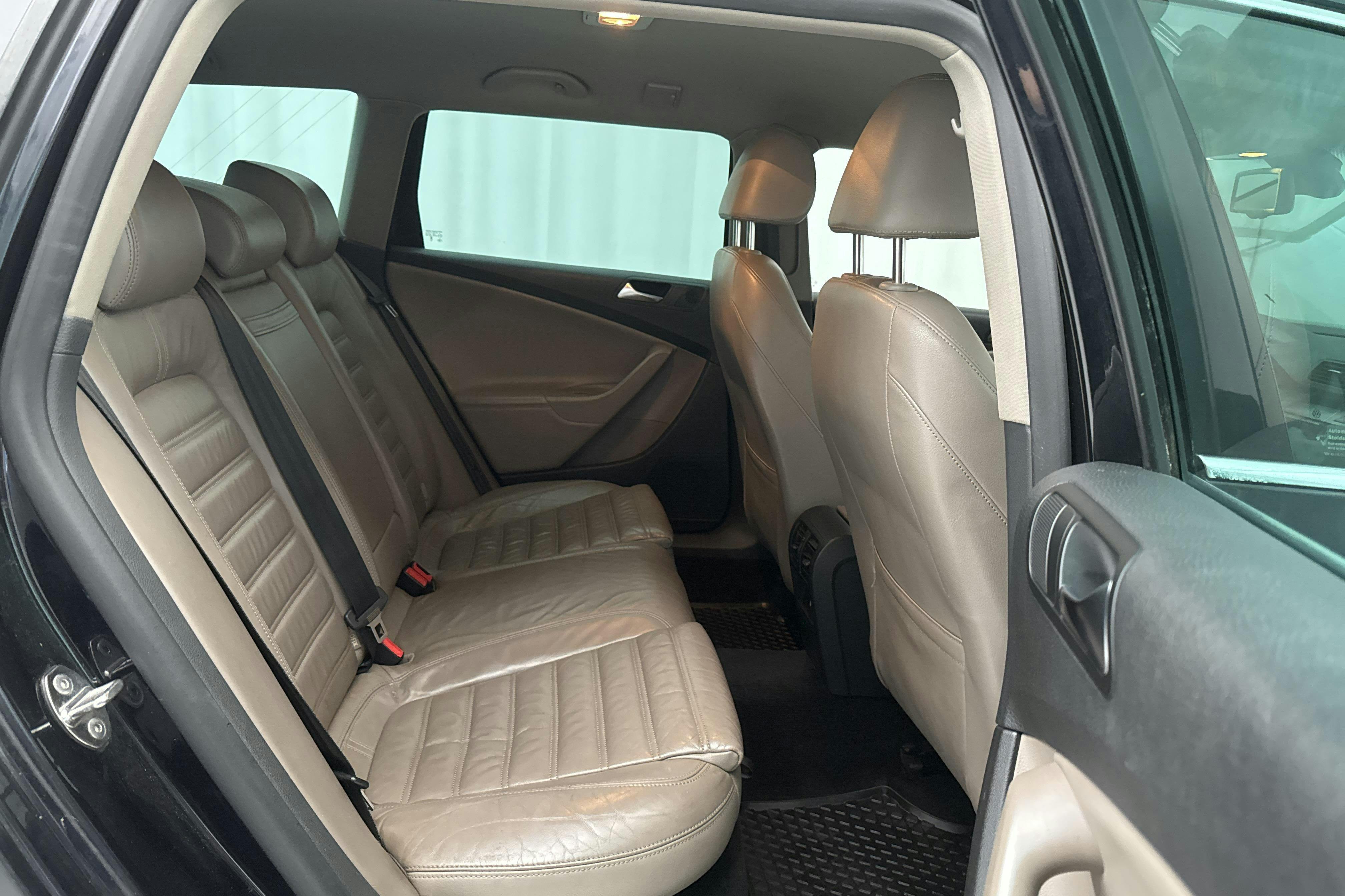 VW Passat 1.4 TSI EcoFuel Variant (150hk) - 22 943 mil - Automat - svart - 2010