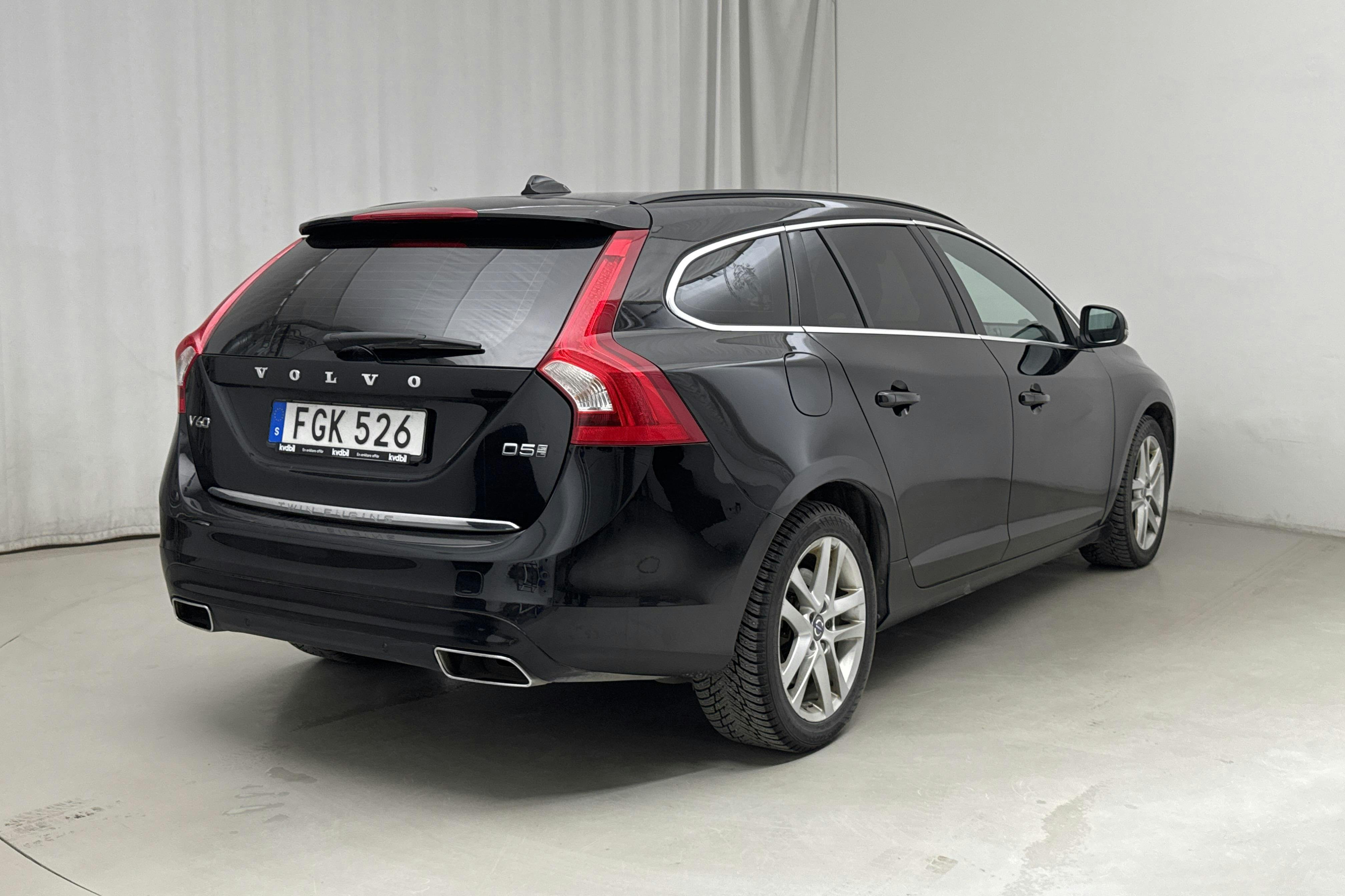 Volvo V60 D5 AWD Twin Engine (163hk) - 19 231 mil - Automat - svart - 2016