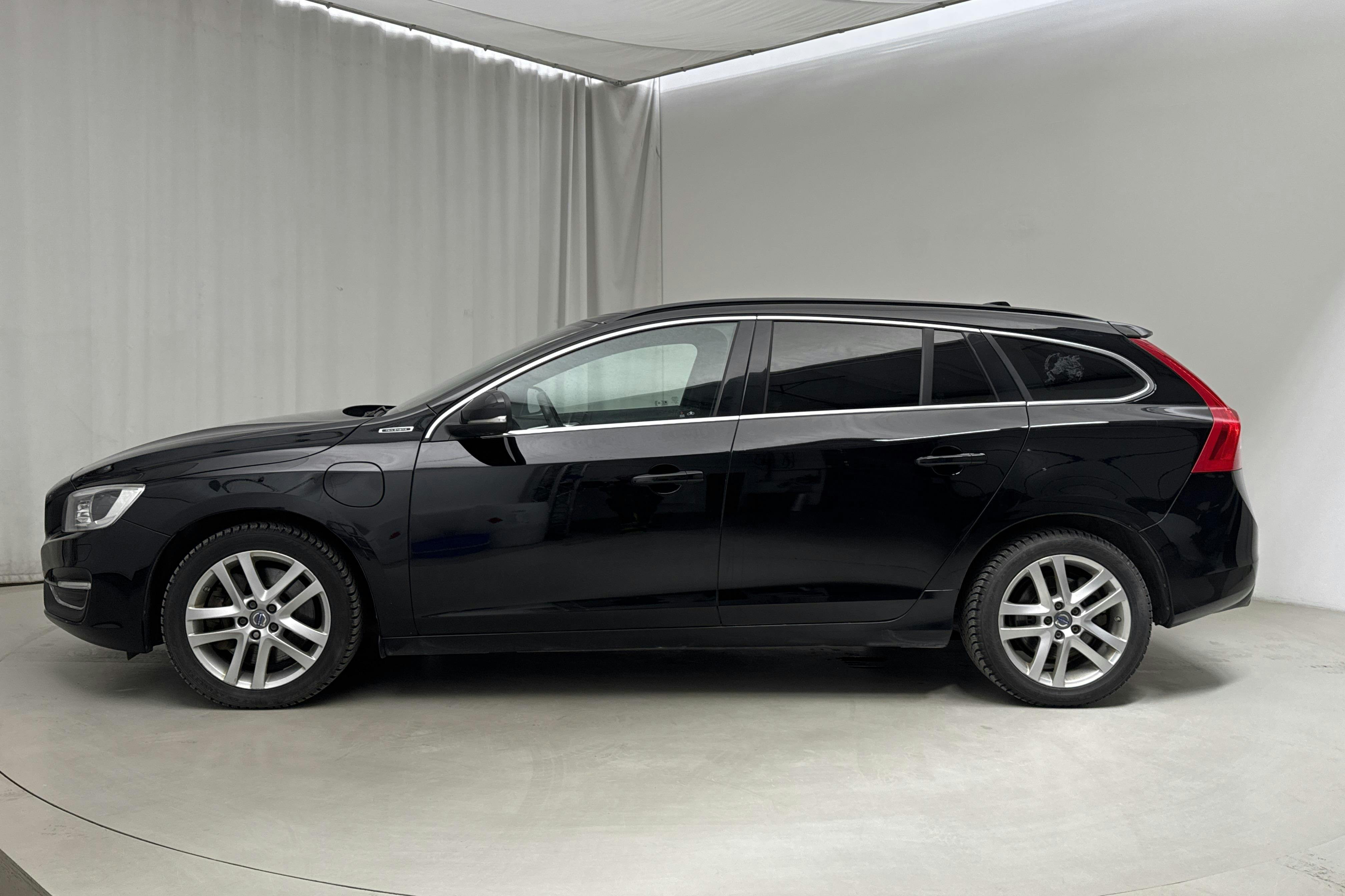 Volvo V60 D5 AWD Twin Engine (163hk) - 19 231 mil - Automat - svart - 2016