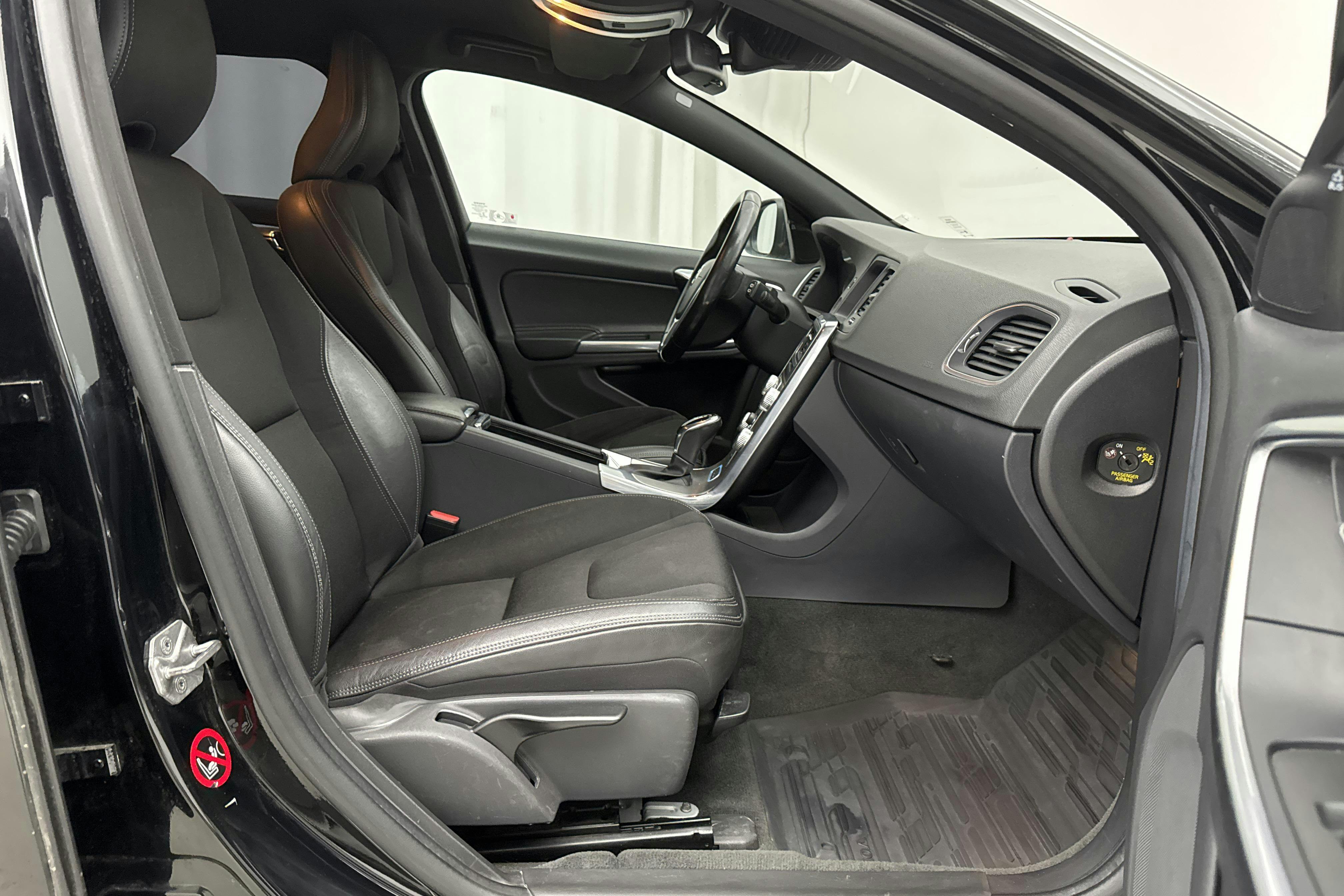 Volvo V60 D5 AWD Twin Engine (163hk) - 19 231 mil - Automat - svart - 2016
