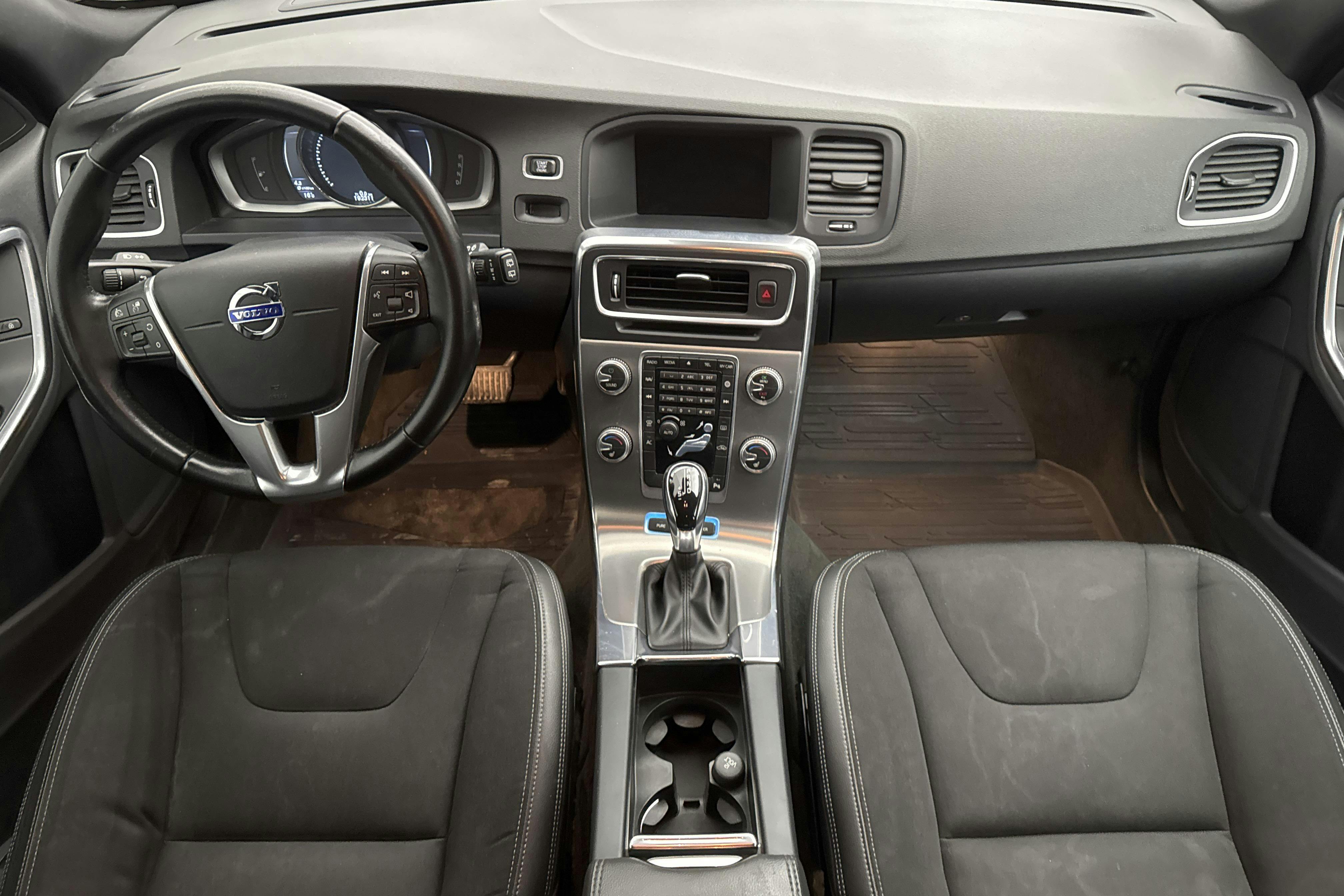 Volvo V60 D5 AWD Twin Engine (163hk) - 19 231 mil - Automat - svart - 2016