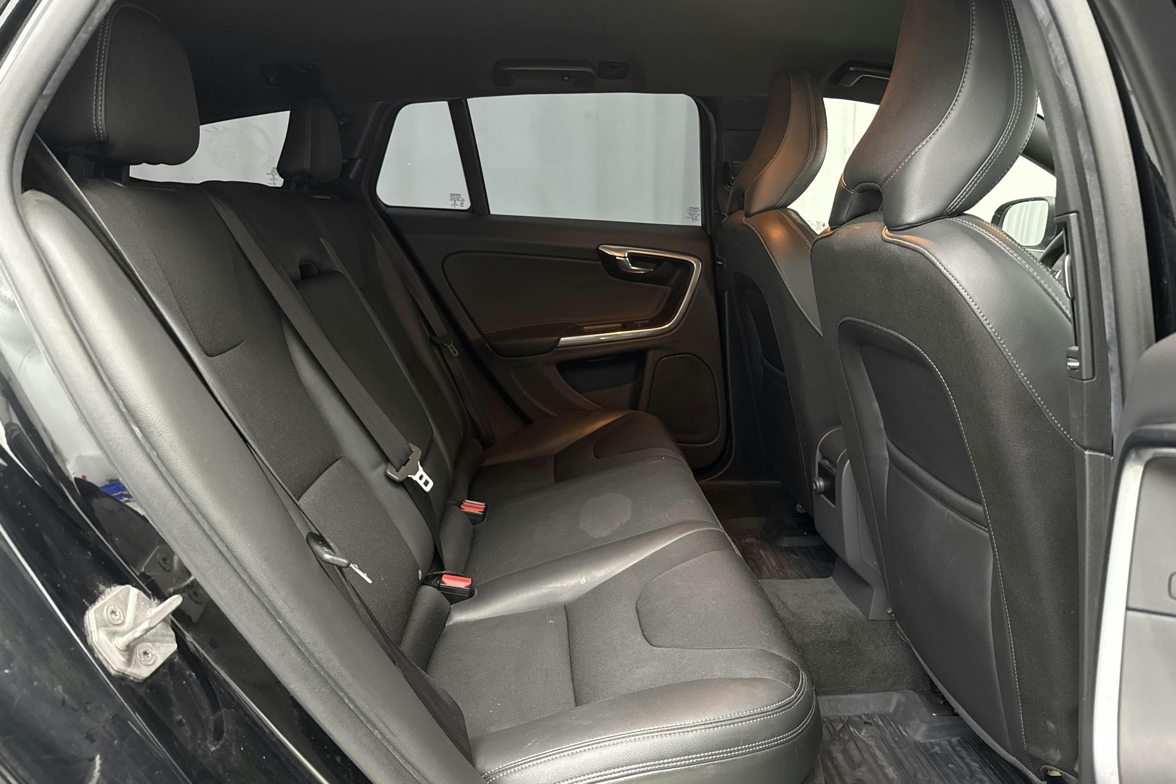 Volvo V60 D5 AWD Twin Engine (163hk) - 19 231 mil - Automat - svart - 2016