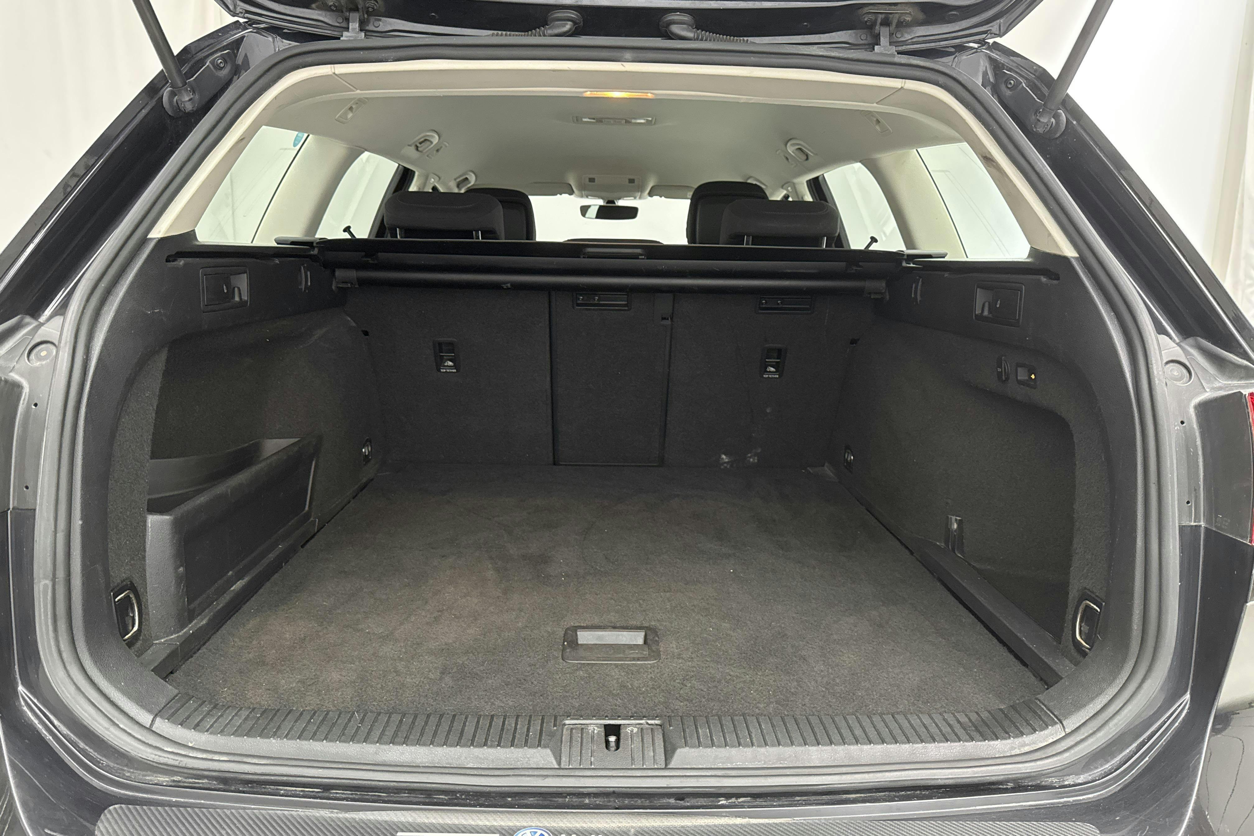 VW Passat 2.0 TDI Sportscombi (150hk) - 181 920 km - Automatic - black - 2015