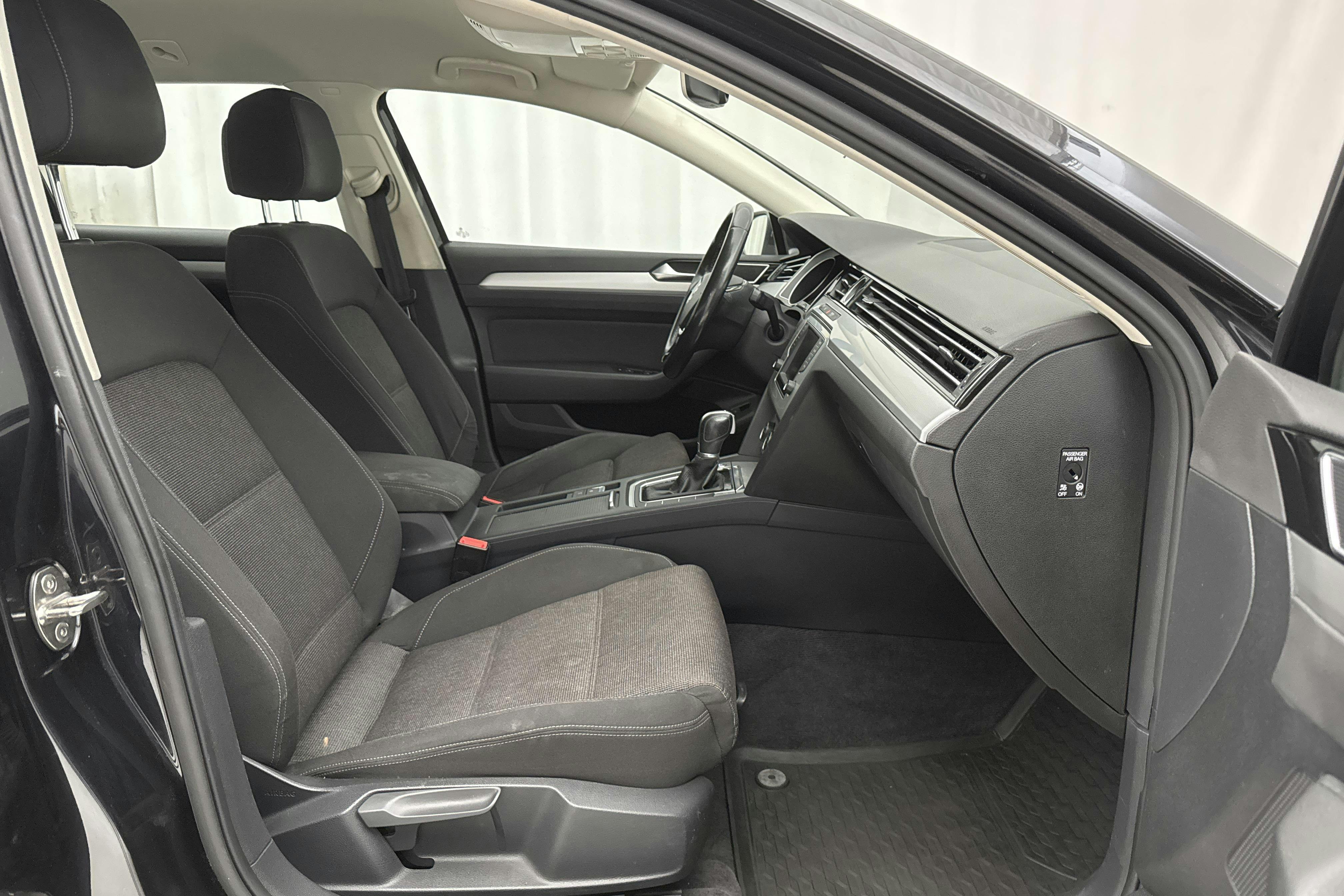 VW Passat 2.0 TDI Sportscombi (150hk) - 181 920 km - Automatic - black - 2015