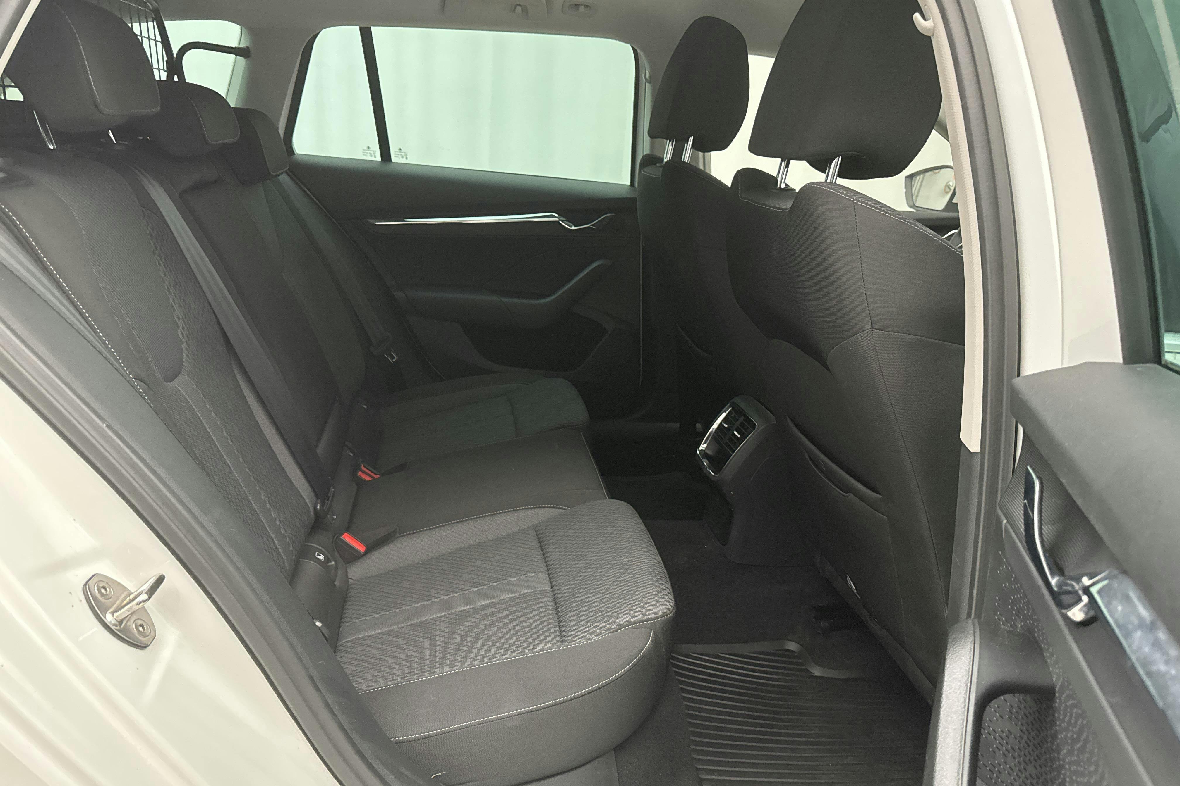 Skoda Octavia 1.4 iV PHEV Combi (204hk) - 61 640 km - Automaatne - valge - 2021