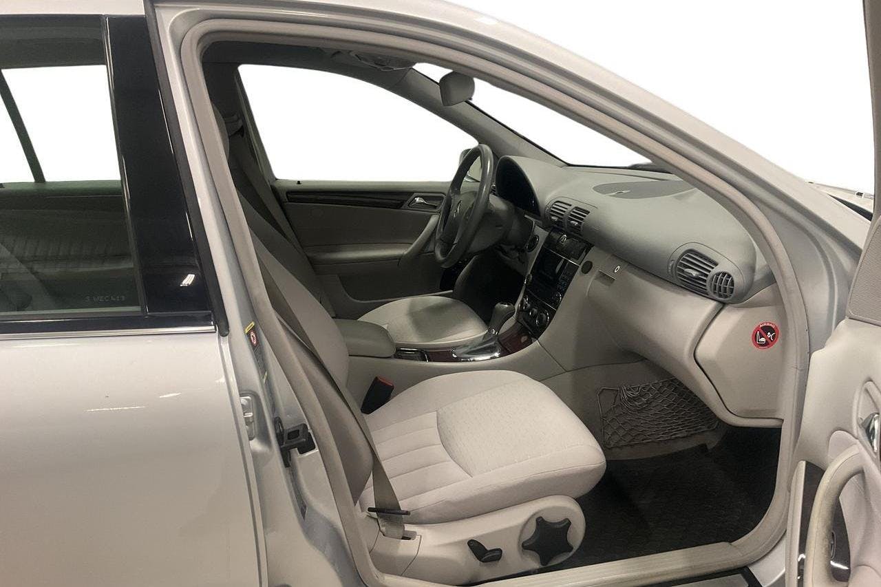 Mercedes C 200 Kompressor Kombi W203 (163hk) - 9 847 mil - Automat - silver - 2005