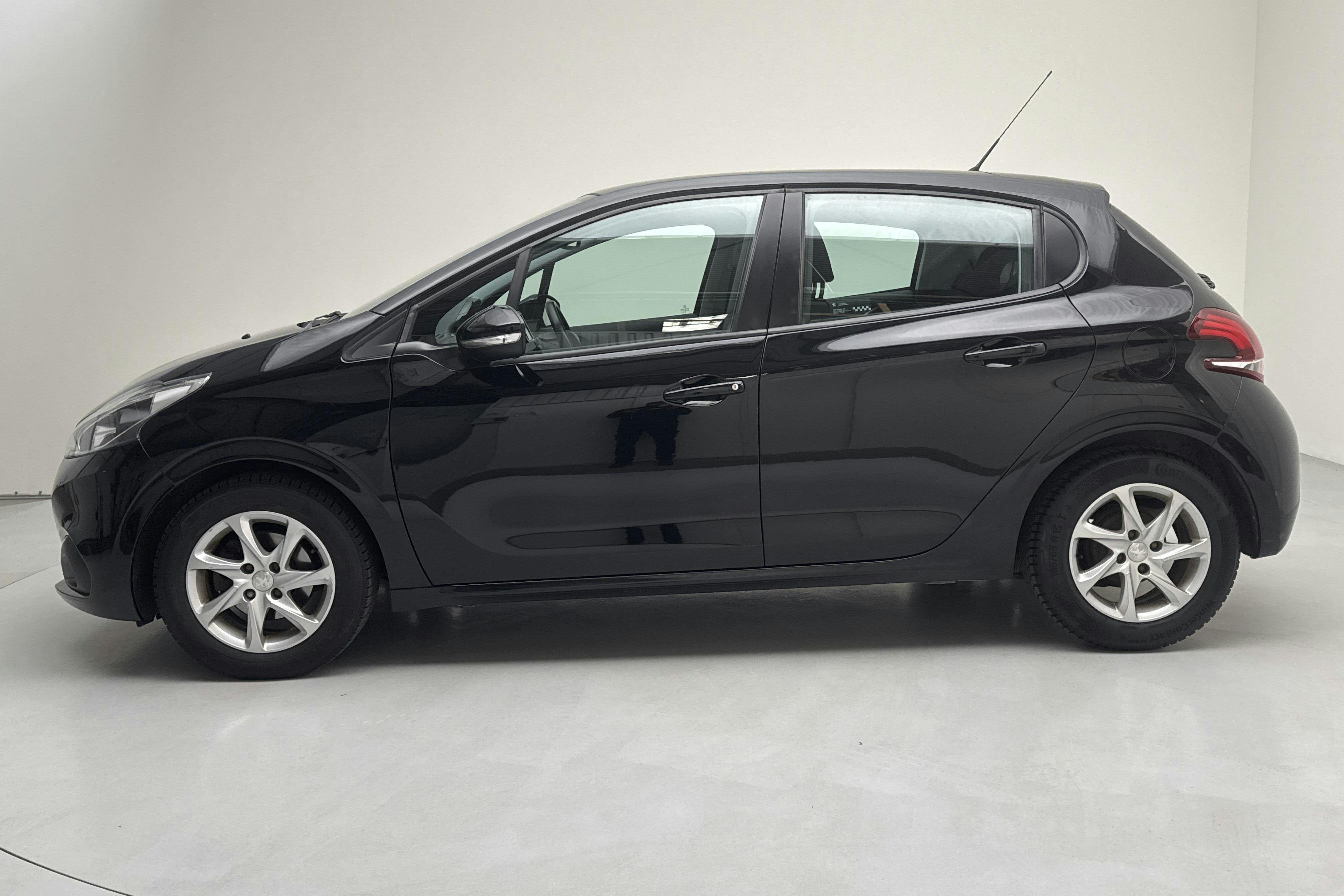 Peugeot 208 PureTech 5dr (82hk) - 113 870 km - Manualna - czarny - 2016
