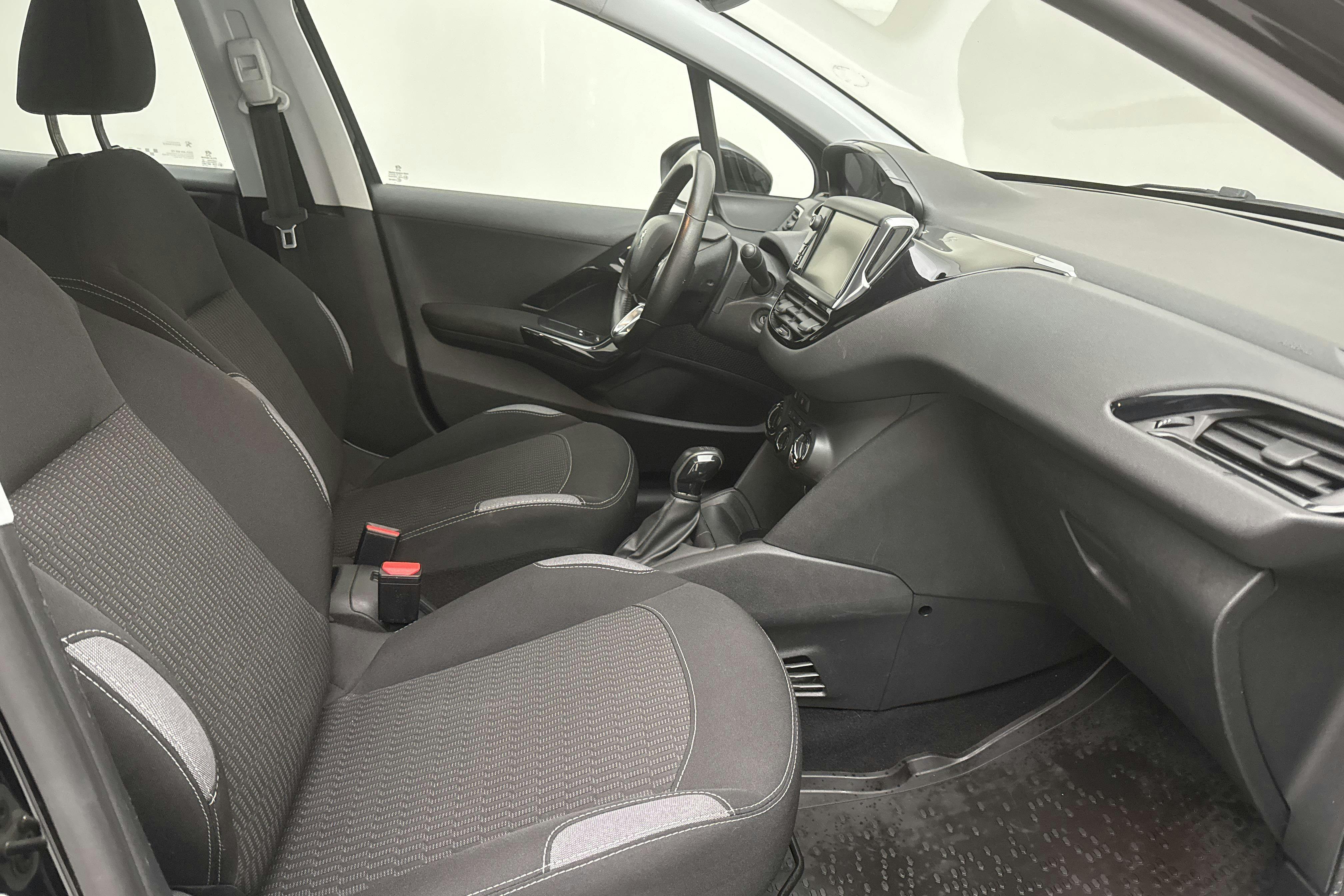 Peugeot 208 PureTech 5dr (82hk) - 113 870 km - Manualna - czarny - 2016