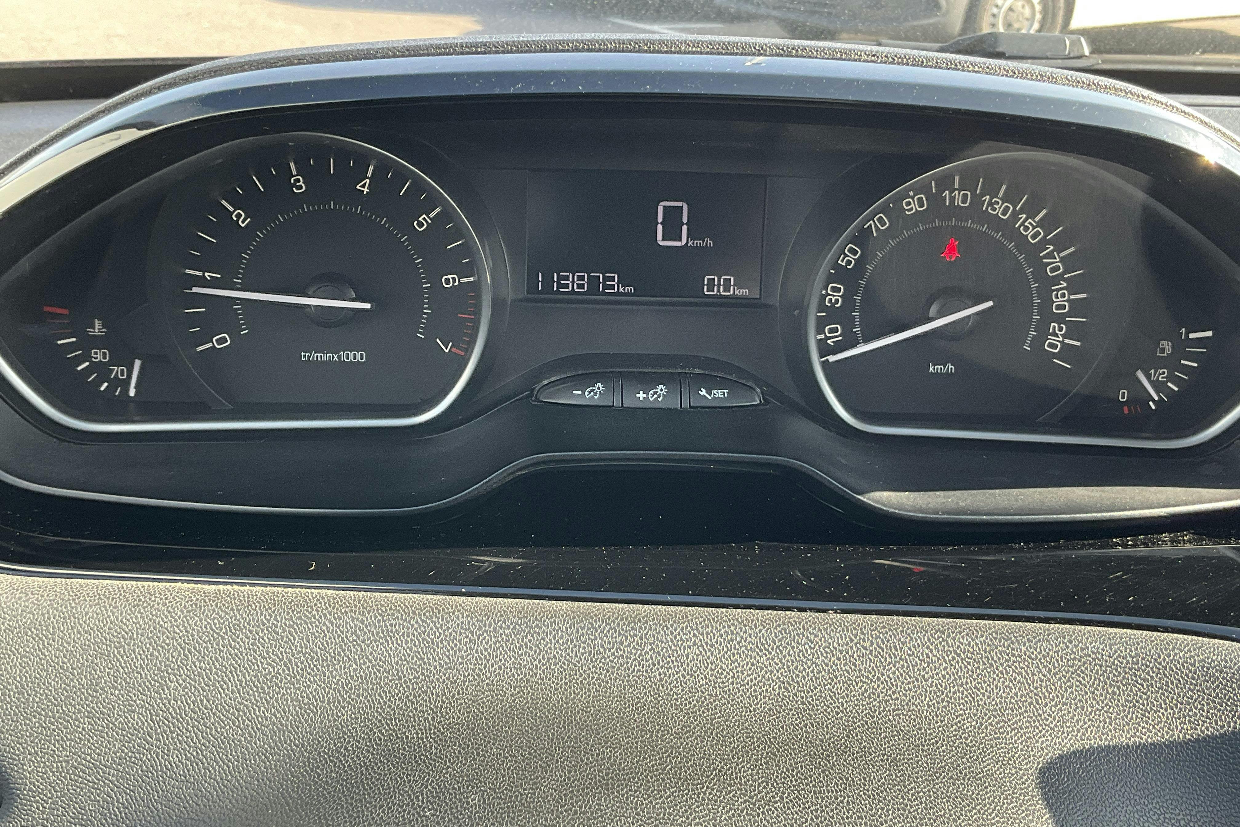 Peugeot 208 PureTech 5dr (82hk) - 113 870 km - Manualna - czarny - 2016