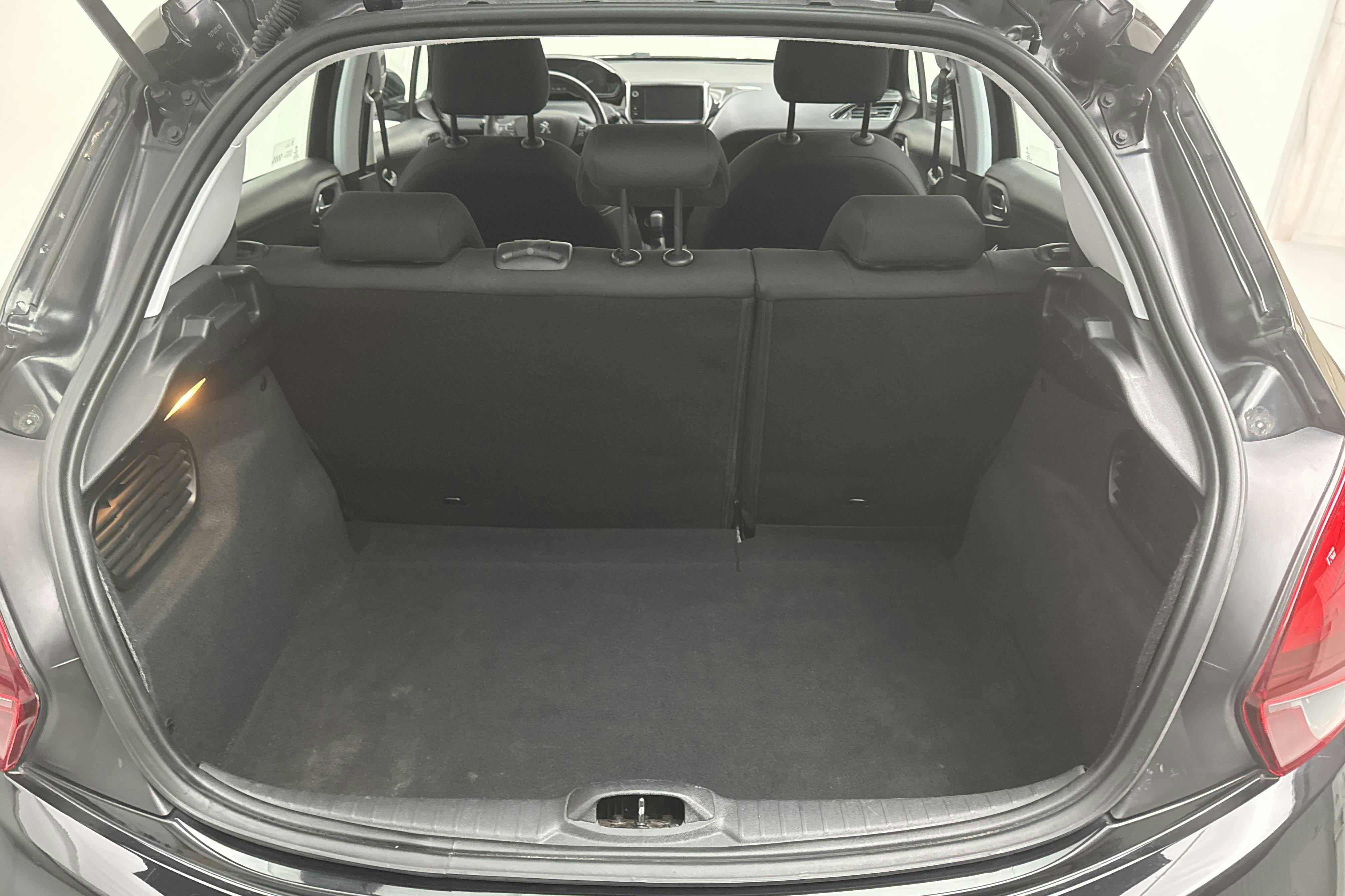 Peugeot 208 PureTech 5dr (82hk) - 113 870 km - Manualna - czarny - 2016