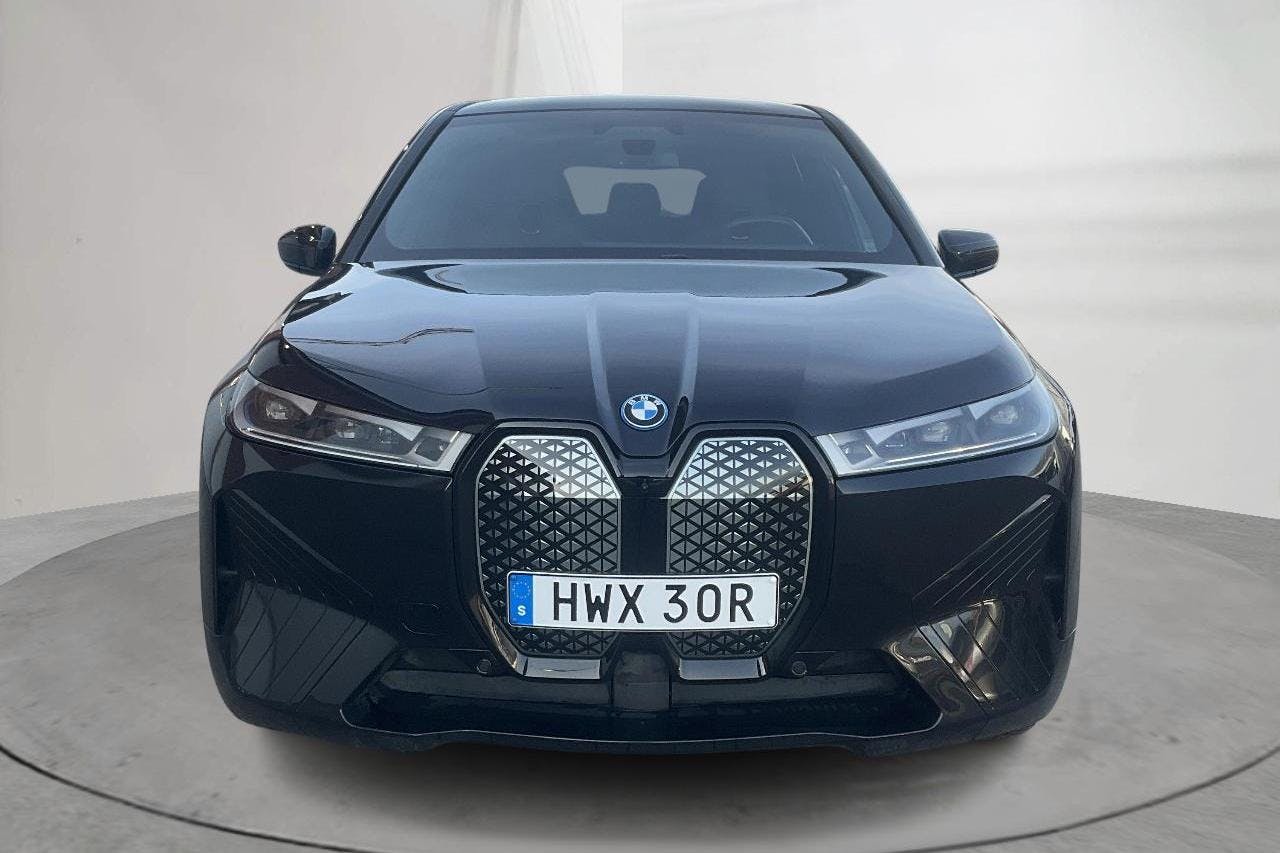 BMW iX xDrive50, I20 (520hk) - 7 671 mil - Automat - svart - 2023
