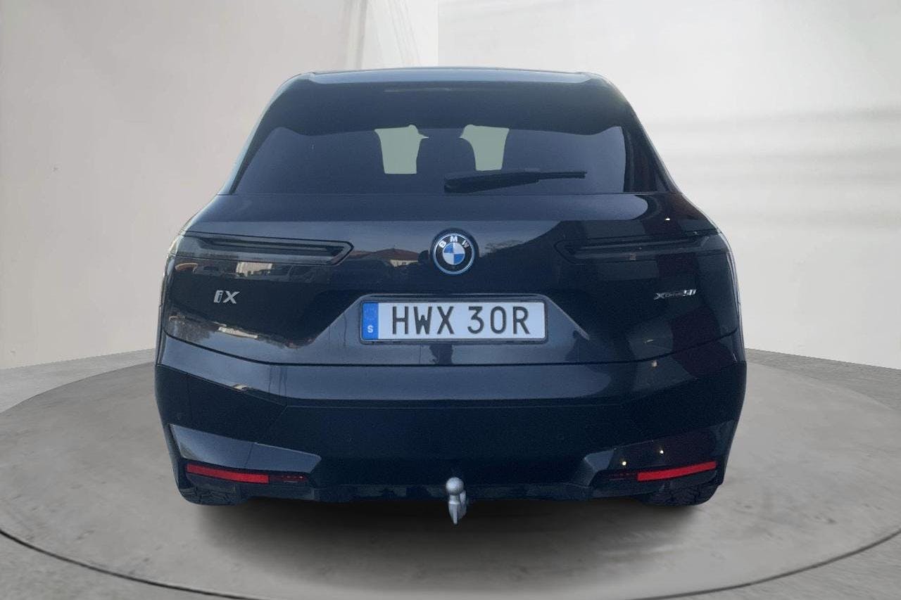 BMW iX xDrive50, I20 (520hk) - 7 671 mil - Automat - svart - 2023