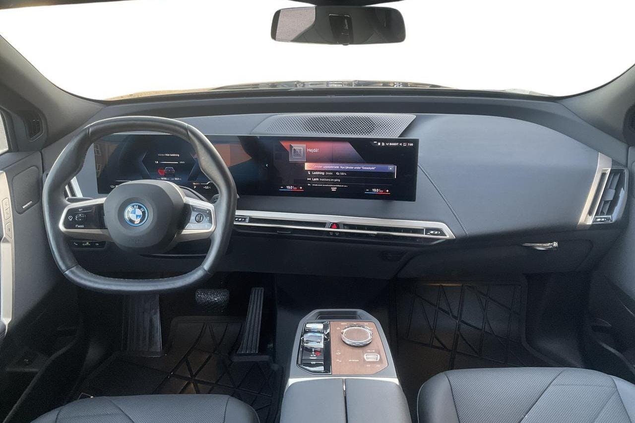 BMW iX xDrive50, I20 (520hk) - 7 671 mil - Automat - svart - 2023