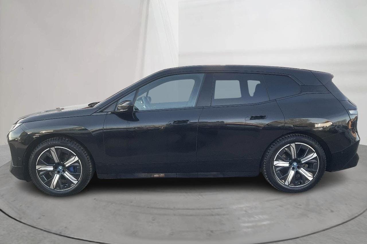 BMW iX xDrive50, I20 (520hk) - 7 671 mil - Automat - svart - 2023