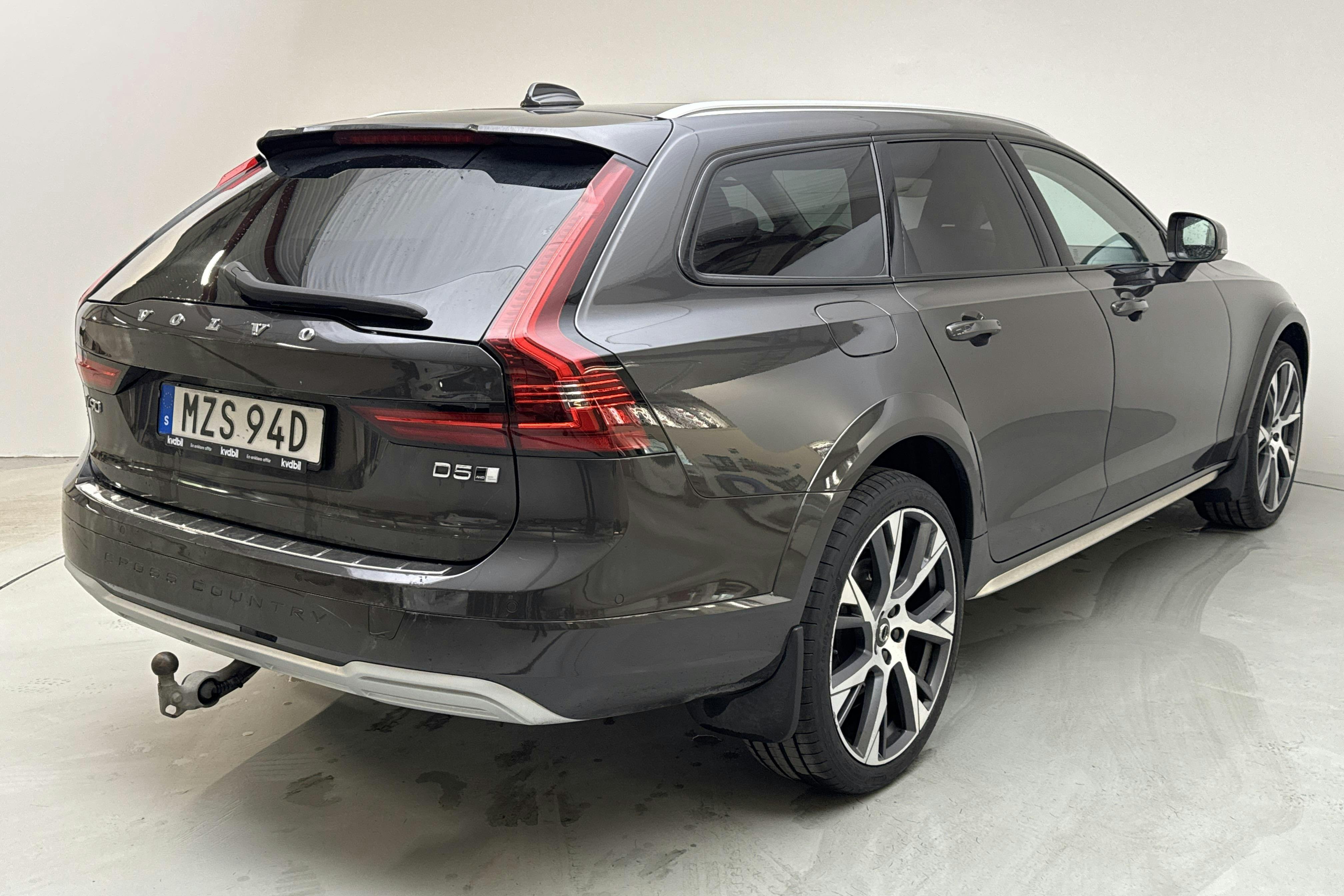 Volvo V90 D5 Cross Country AWD (240hk) - 129 350 km - Automatyczna - szary - 2021