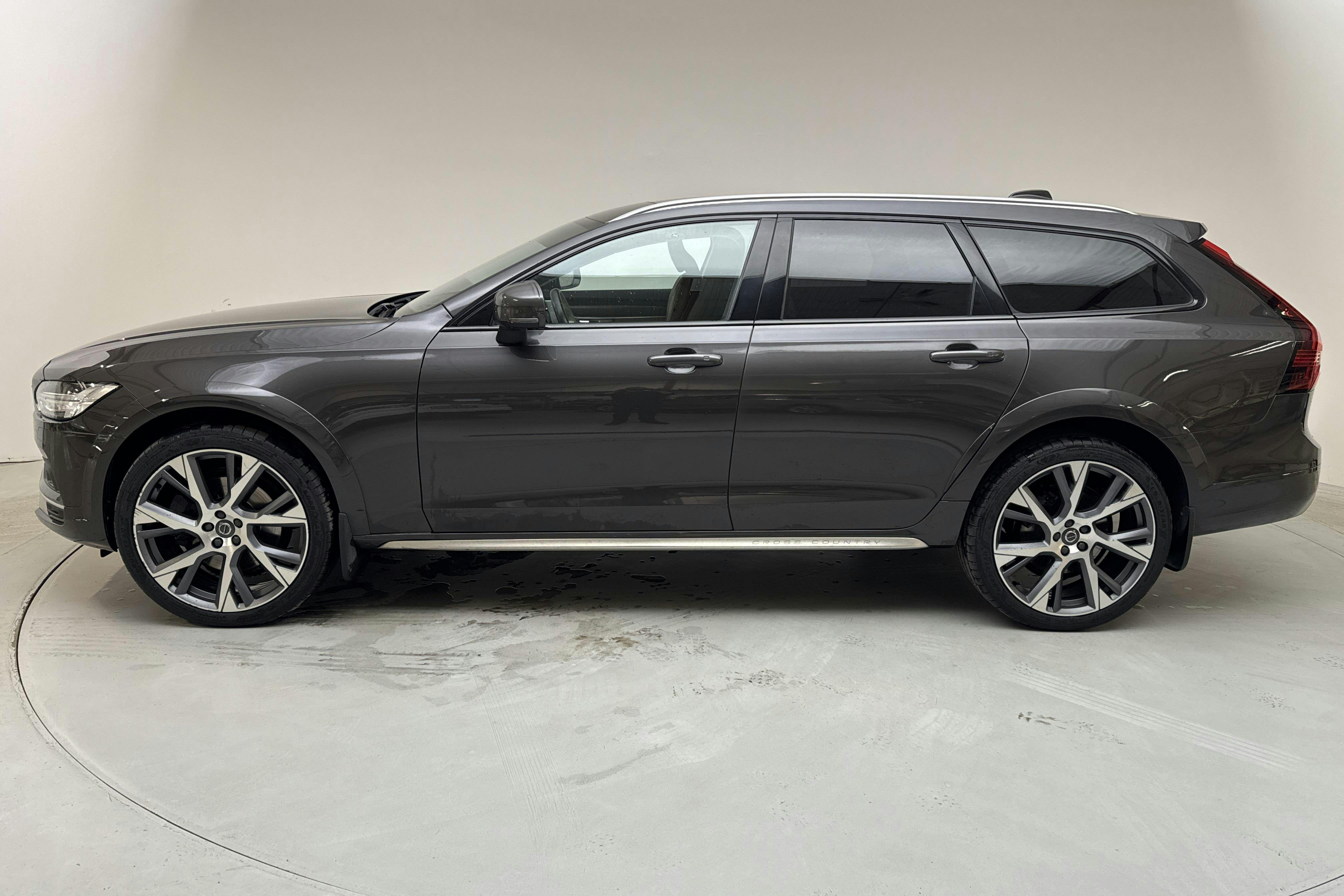 Volvo V90 D5 Cross Country AWD (240hk) - 129 350 km - Automatyczna - szary - 2021