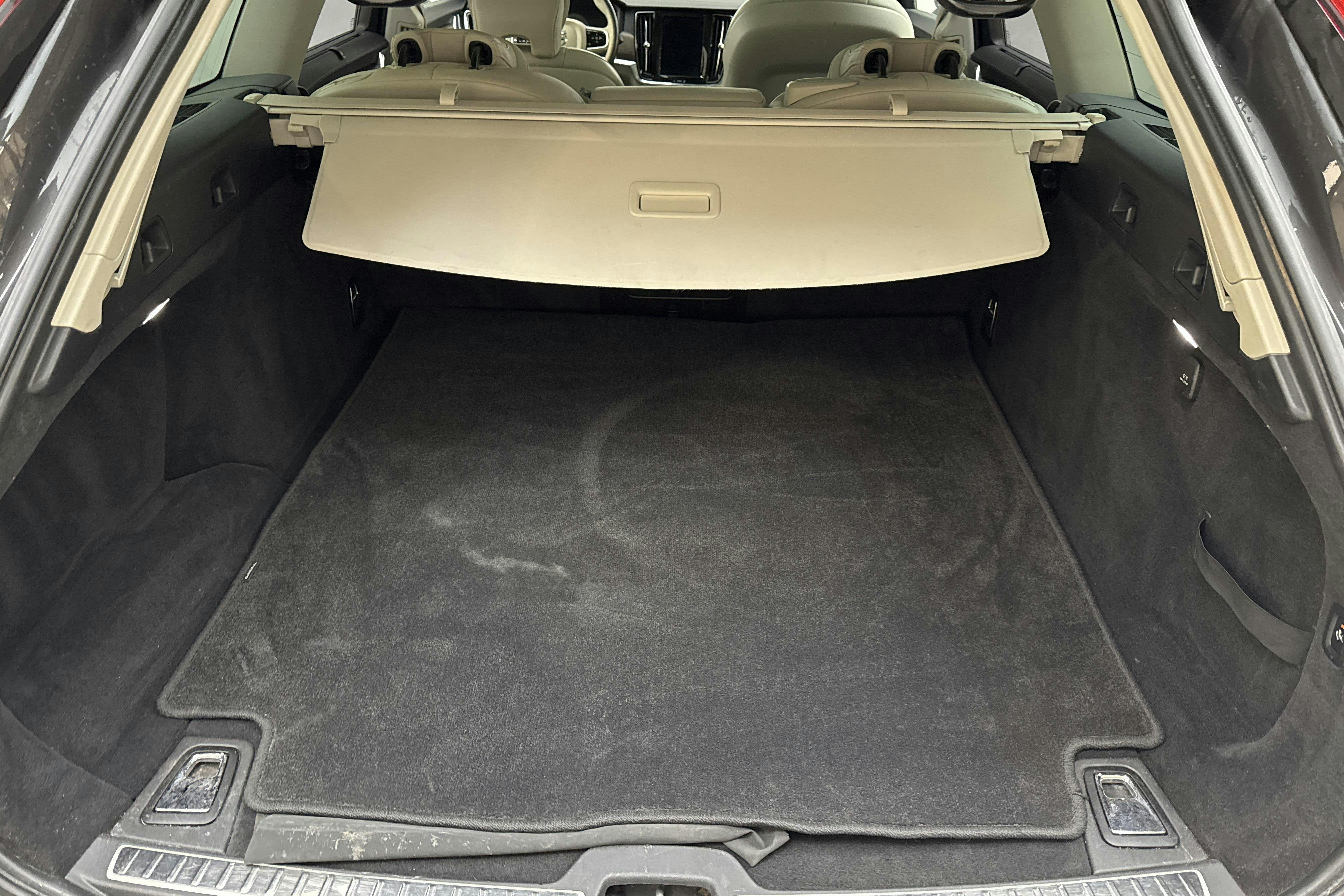 Volvo V90 D5 Cross Country AWD (240hk) - 129 350 km - Automatyczna - szary - 2021