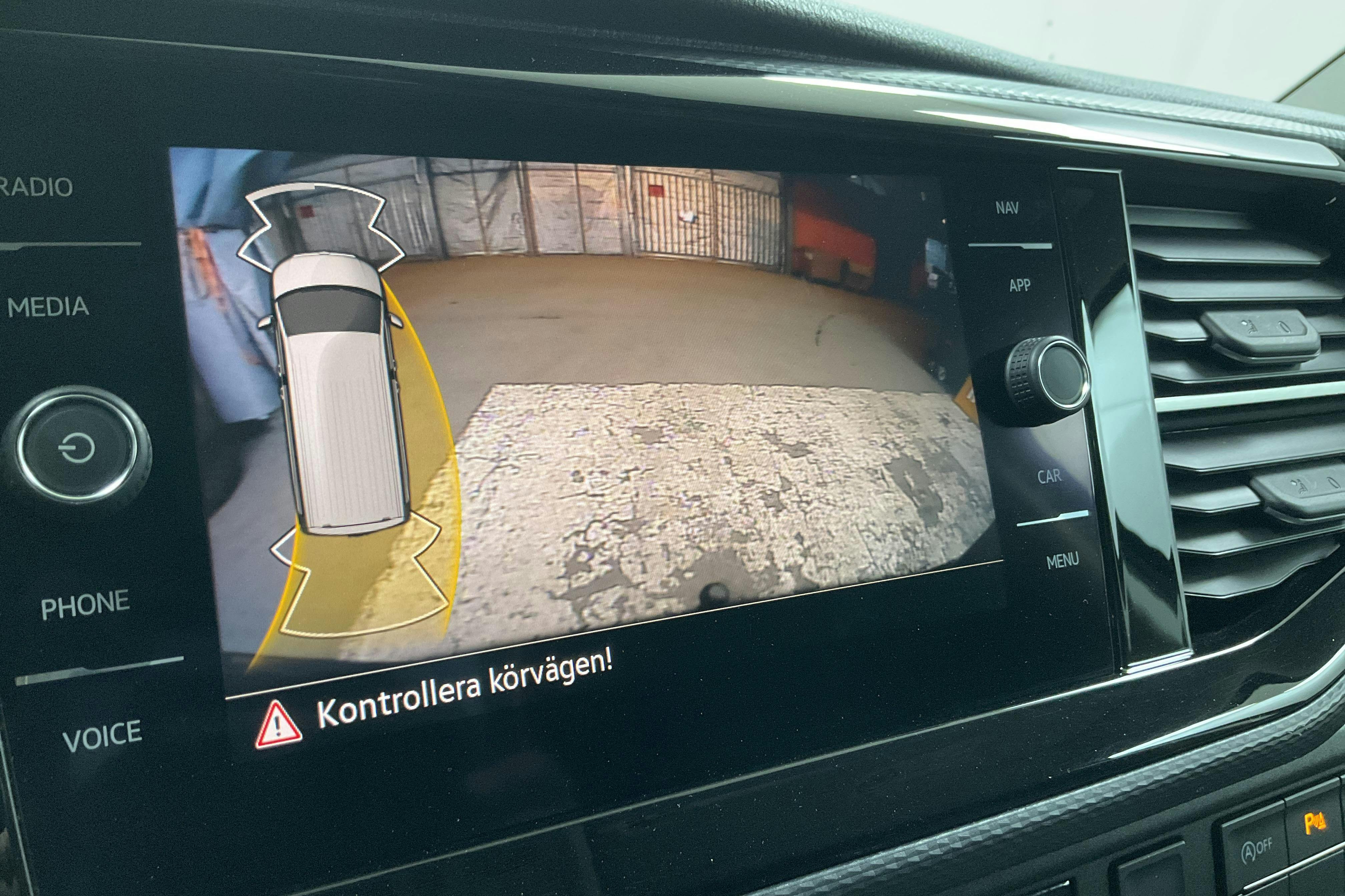VW Transporter T6 2.0 TDI BMT Skåp (150hk) - 49 300 km - Automatyczna - czarny - 2020