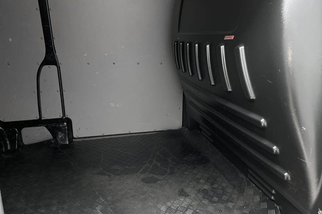 VW Transporter T6 2.0 TDI BMT Skåp (150hk) - 49 300 km - Automatyczna - czarny - 2020