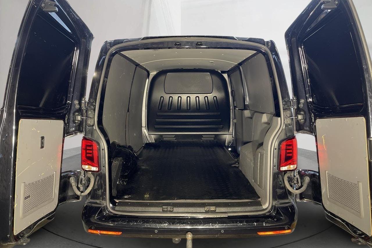 VW Transporter T6 2.0 TDI BMT Skåp (150hk) - 49 300 km - Automatyczna - czarny - 2020