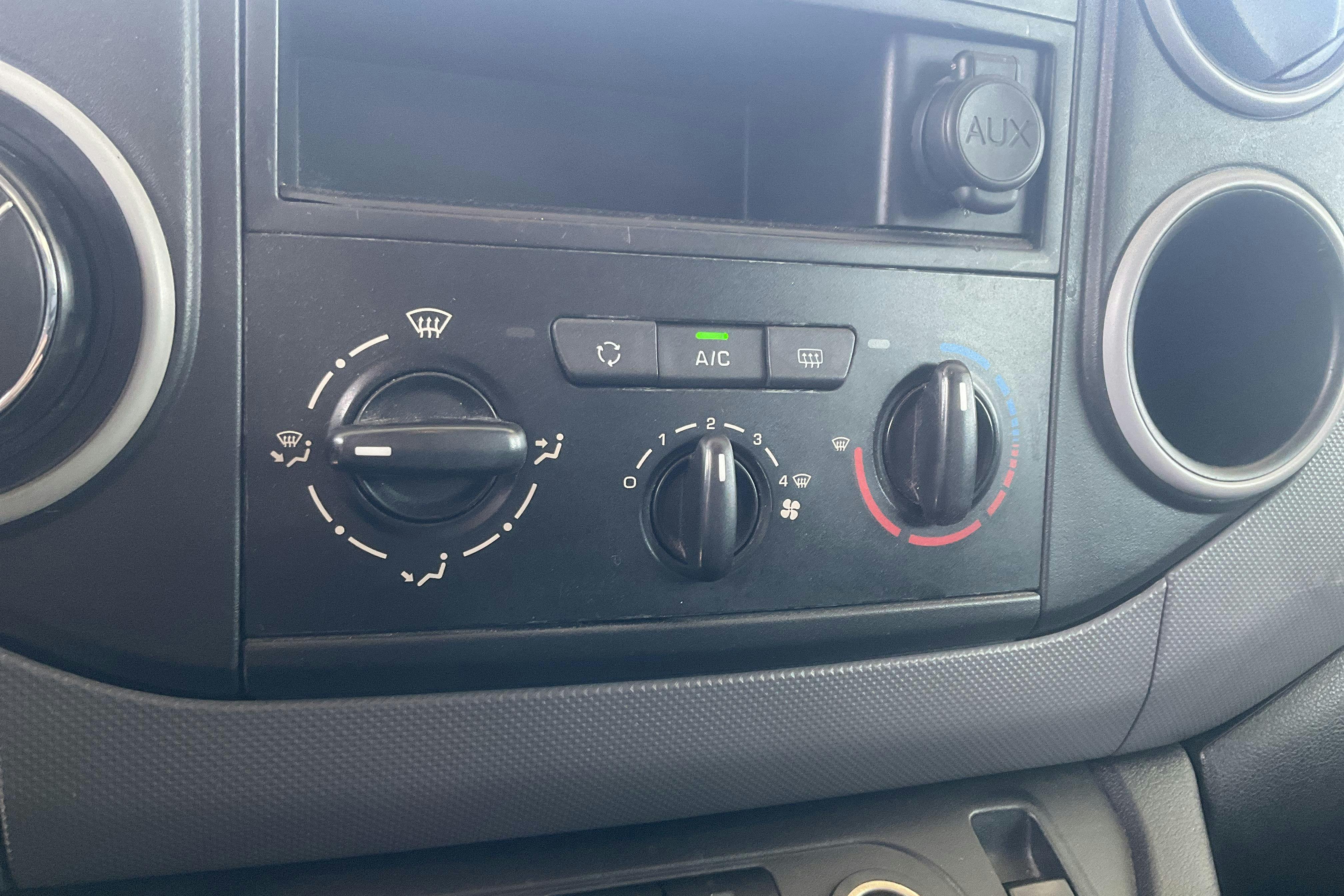 Peugeot Partner 1.6 BlueHDI Skåp (100hk) - 231 380 km - Automatic - white - 2016