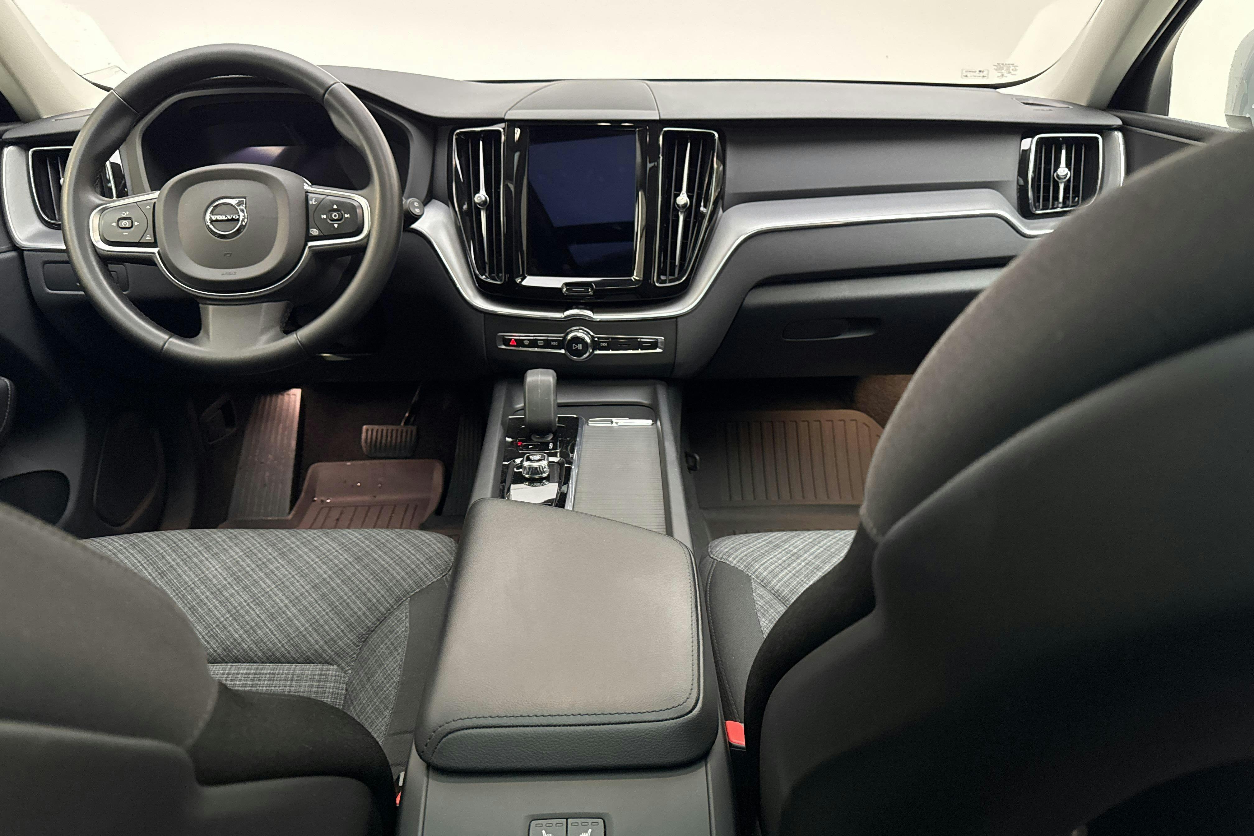 Volvo XC60 T6 AWD Recharge (350hk) - 6 964 mil - Automat - silver - 2023