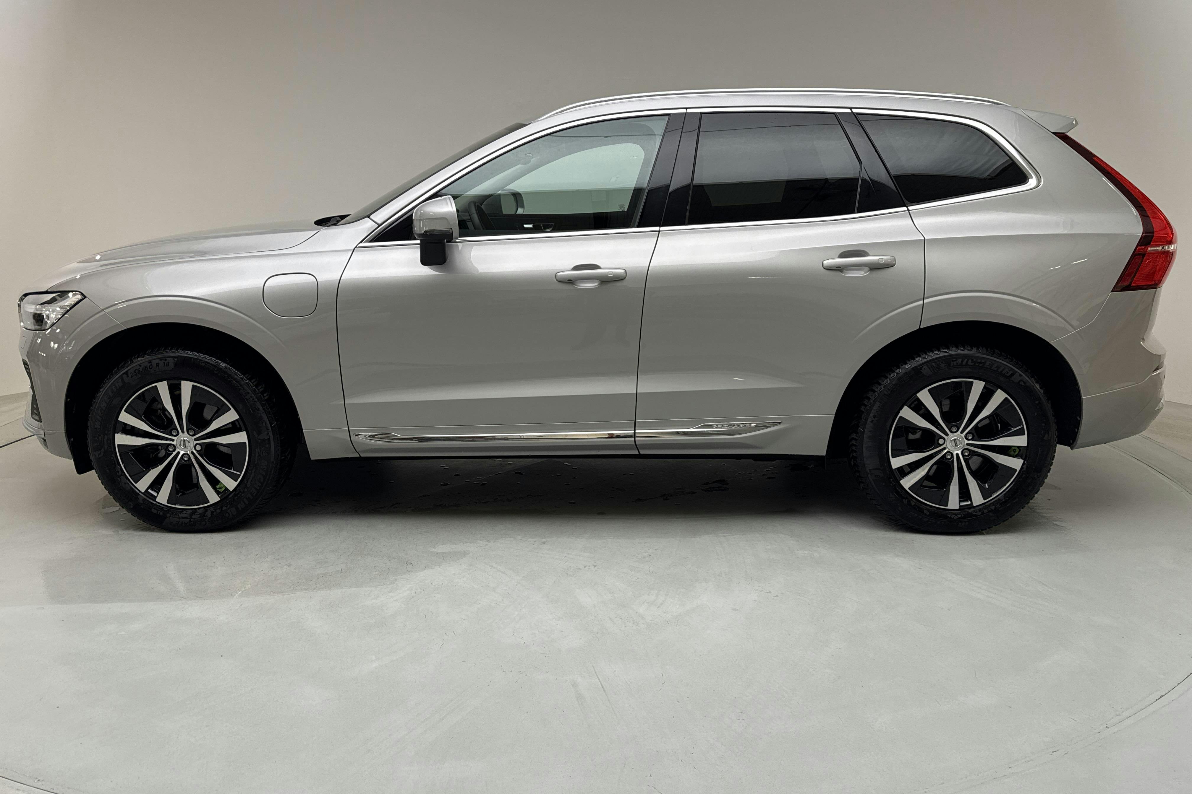 Volvo XC60 T6 AWD Recharge (350hk) - 6 964 mil - Automat - silver - 2023