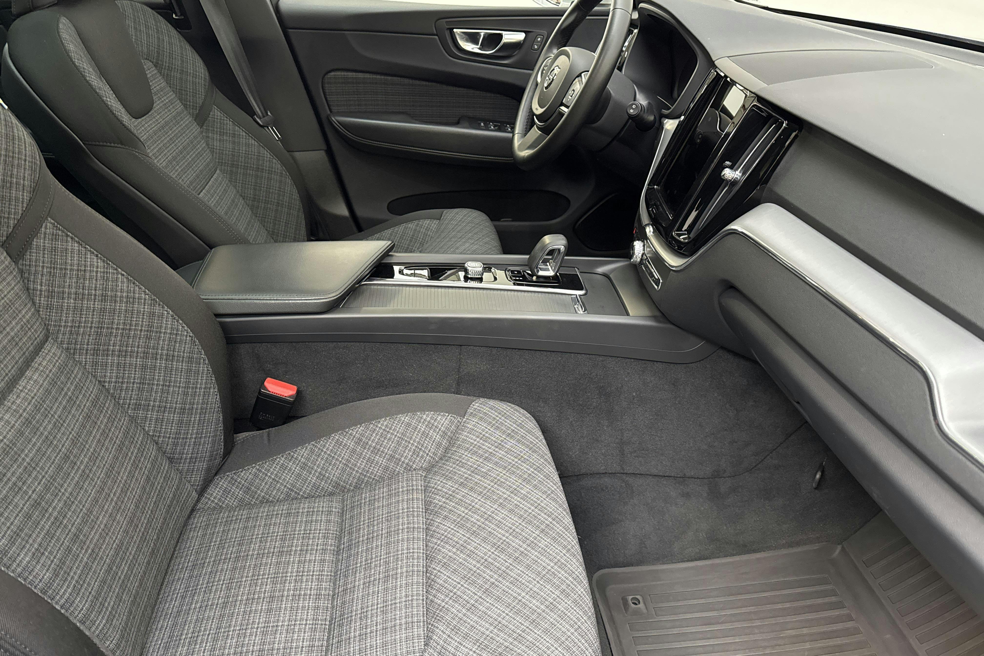 Volvo XC60 T6 AWD Recharge (350hk) - 6 964 mil - Automat - silver - 2023
