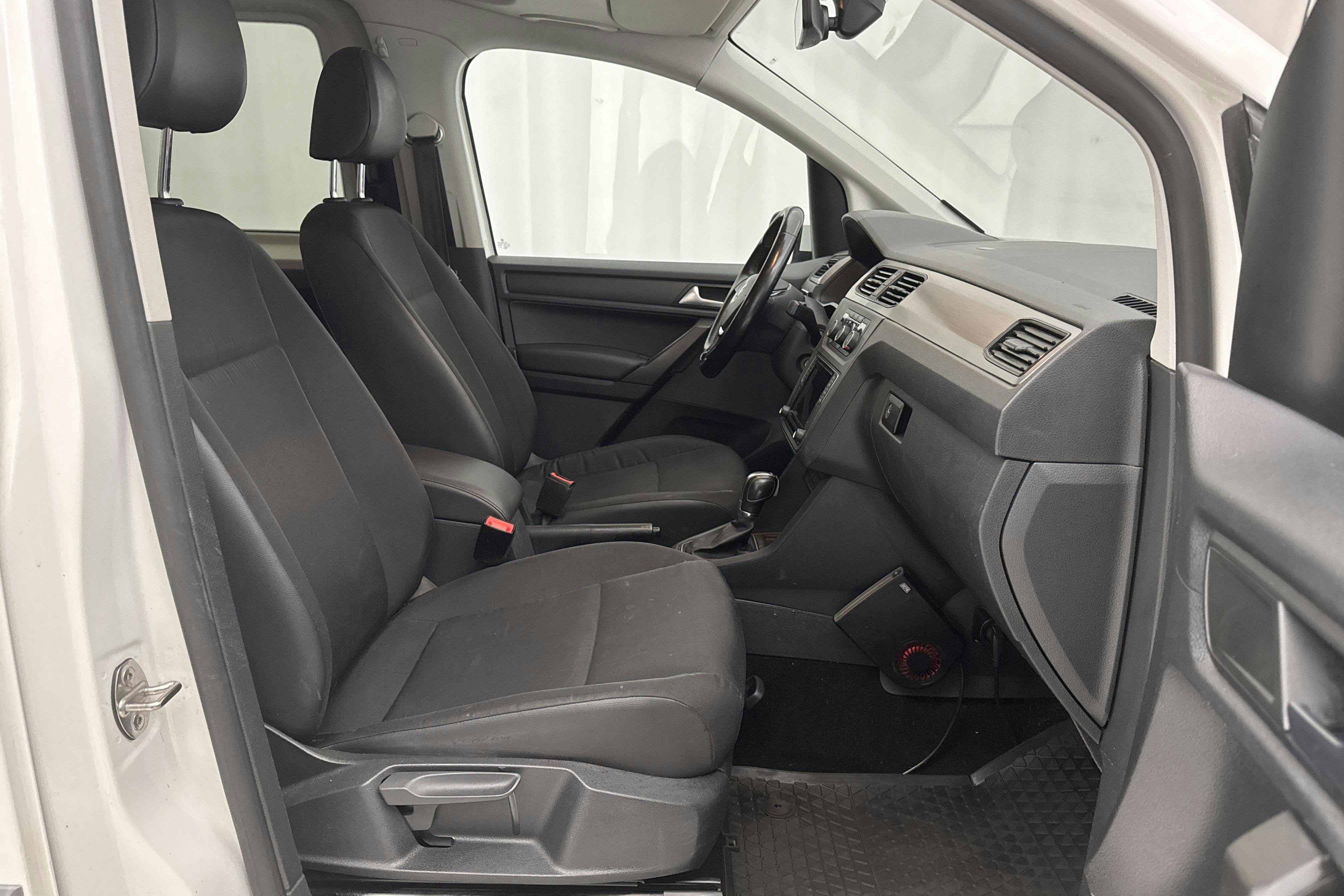VW Caddy Life 1.4 TGI (110hk) - 60 670 km - Automaatne - valge - 2017
