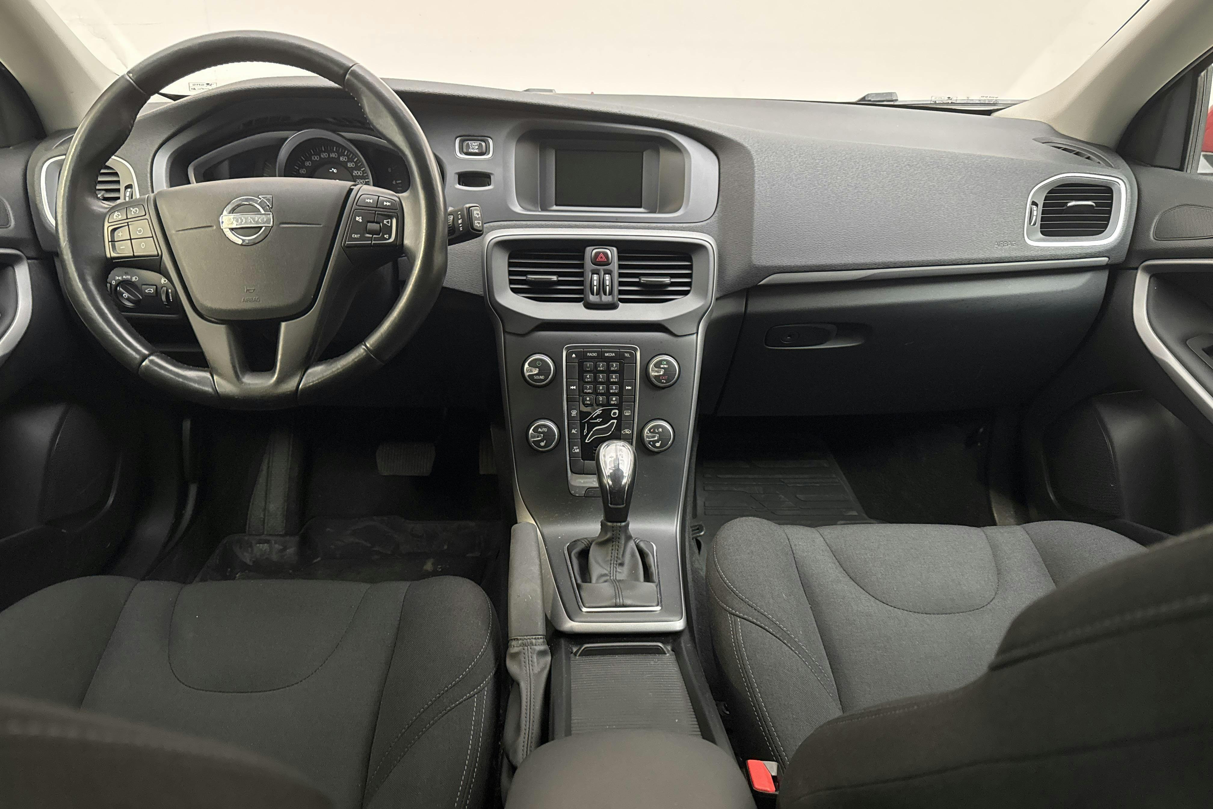 Volvo V40 D2 (115hk) - 69 200 km - Automatic - red - 2015