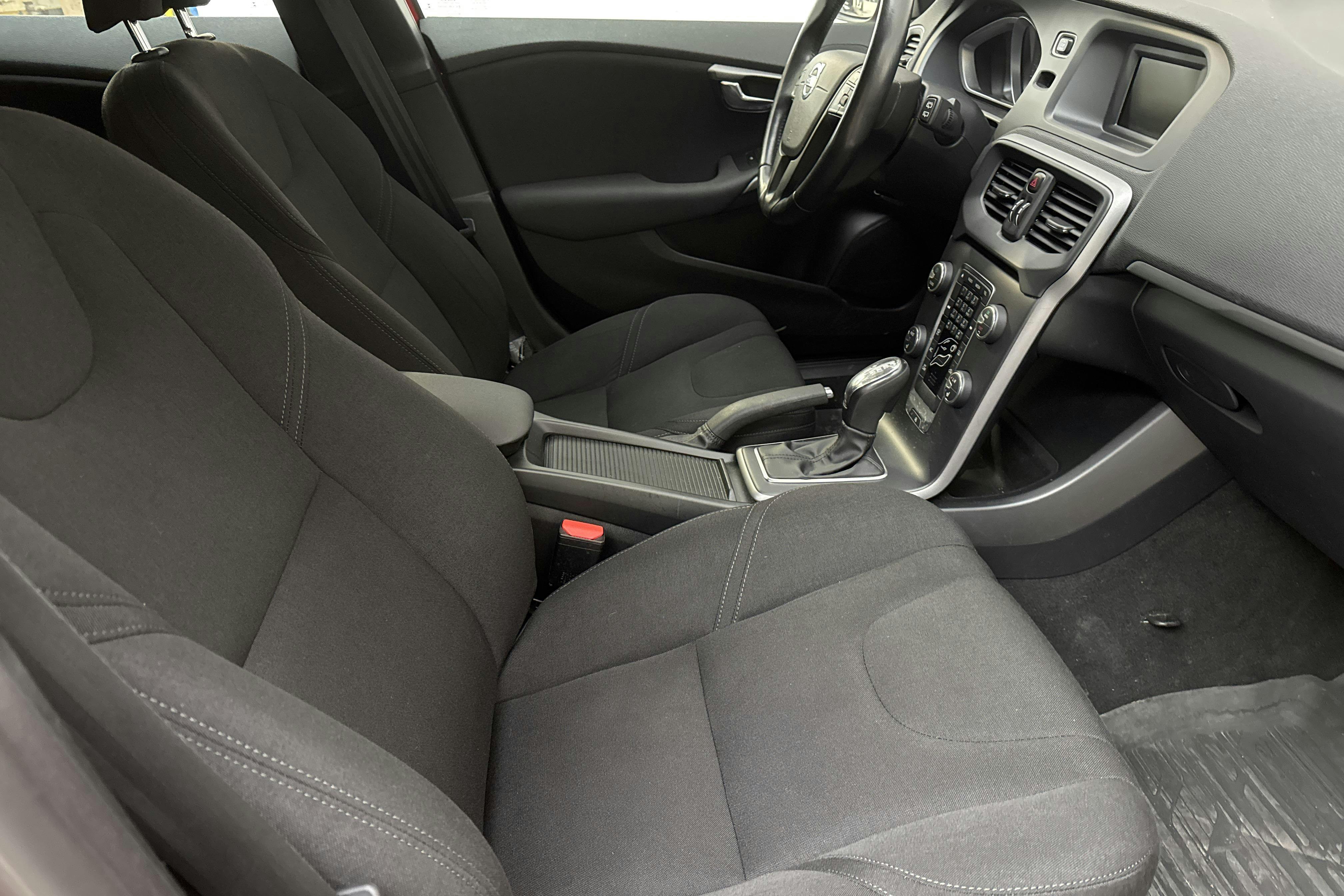 Volvo V40 D2 (115hk) - 69 200 km - Automatic - red - 2015