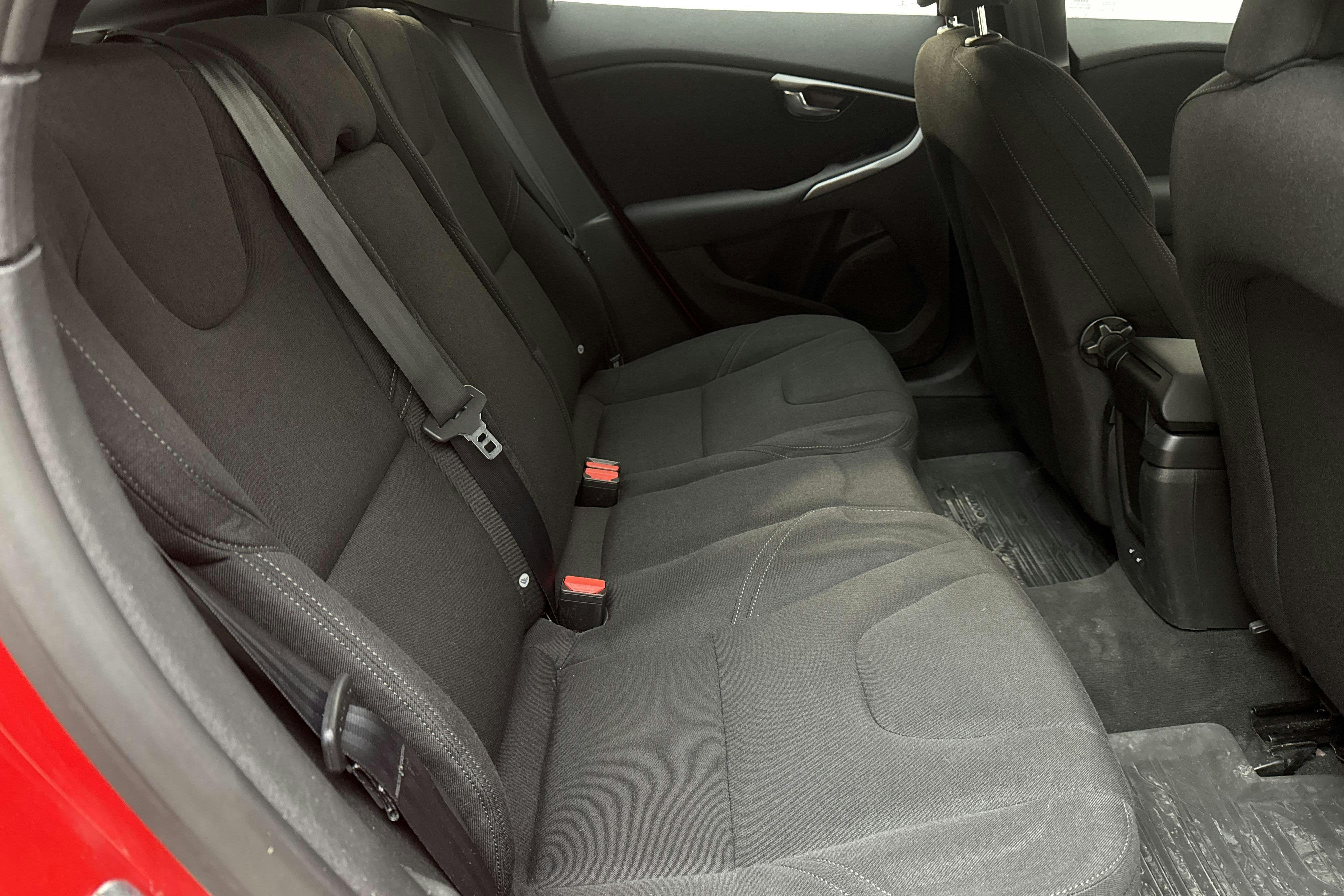 Volvo V40 D2 (115hk) - 69 200 km - Automatic - red - 2015
