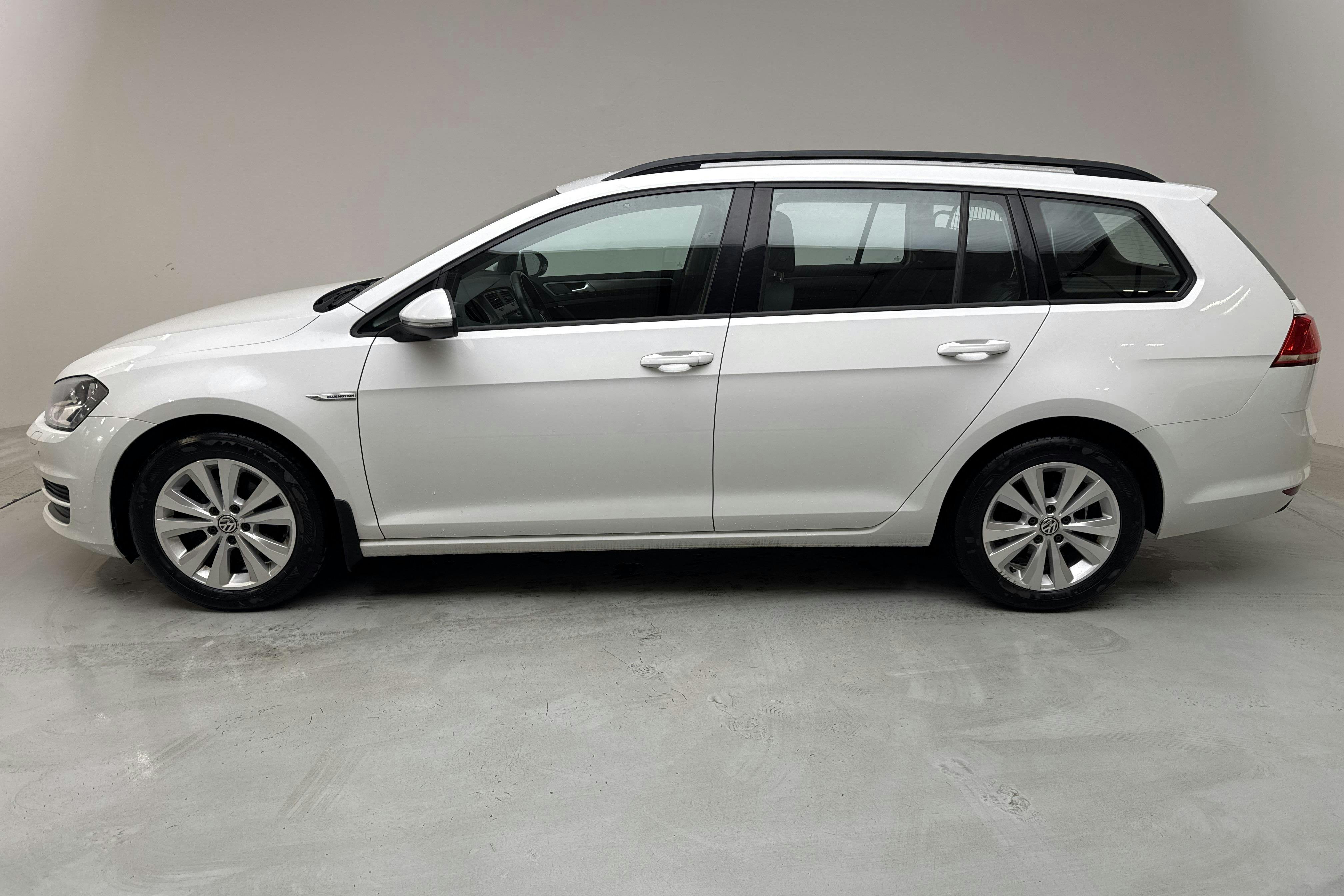 VW Golf VII 1.4 TGI BlueMotion Sportscombi (110hk) - 10 376 mil - Manuell - vit - 2017
