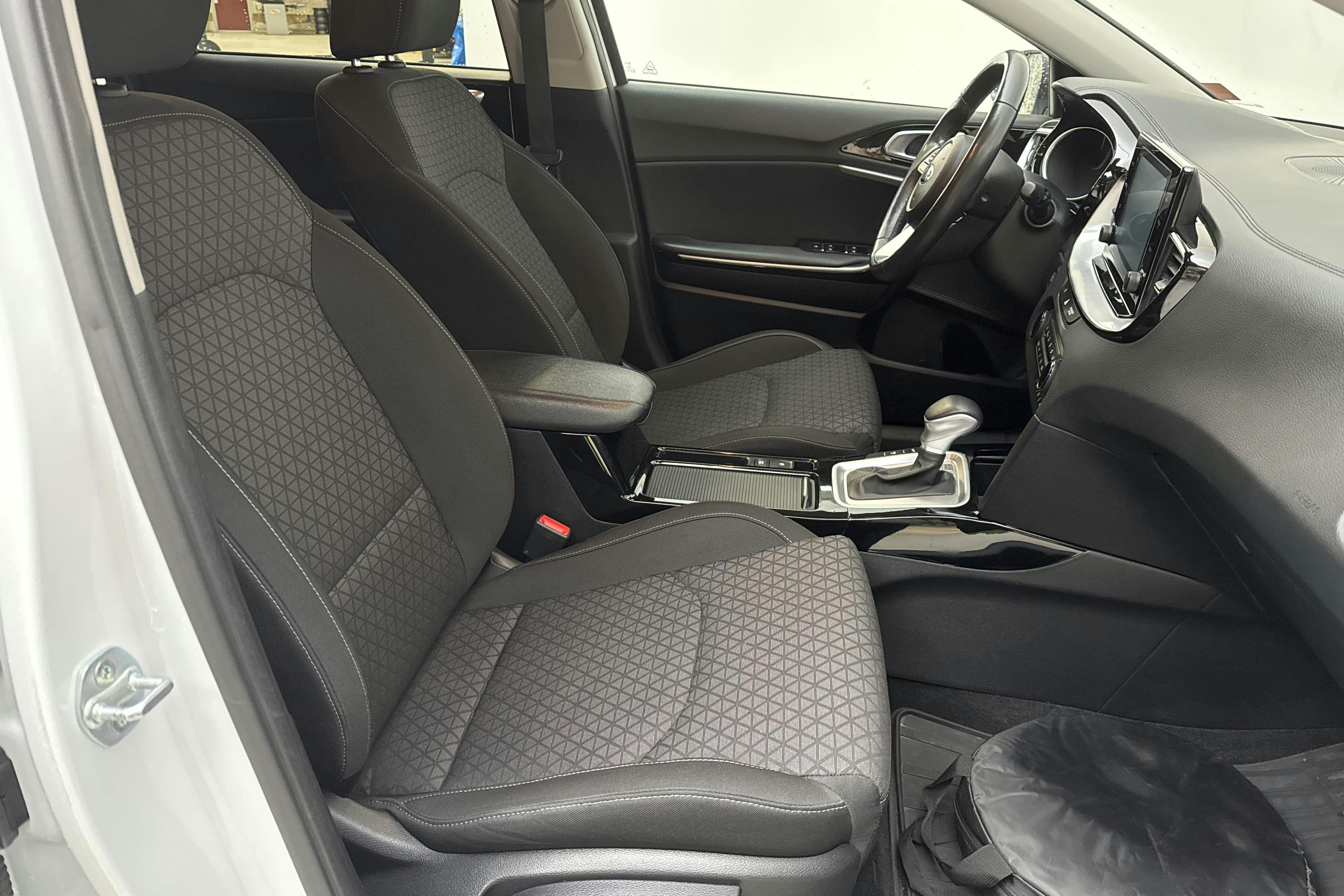KIA Ceed 1.6 Plug-in Hybrid SW (141hk) - 129 360 km - Automaatne - valge - 2021