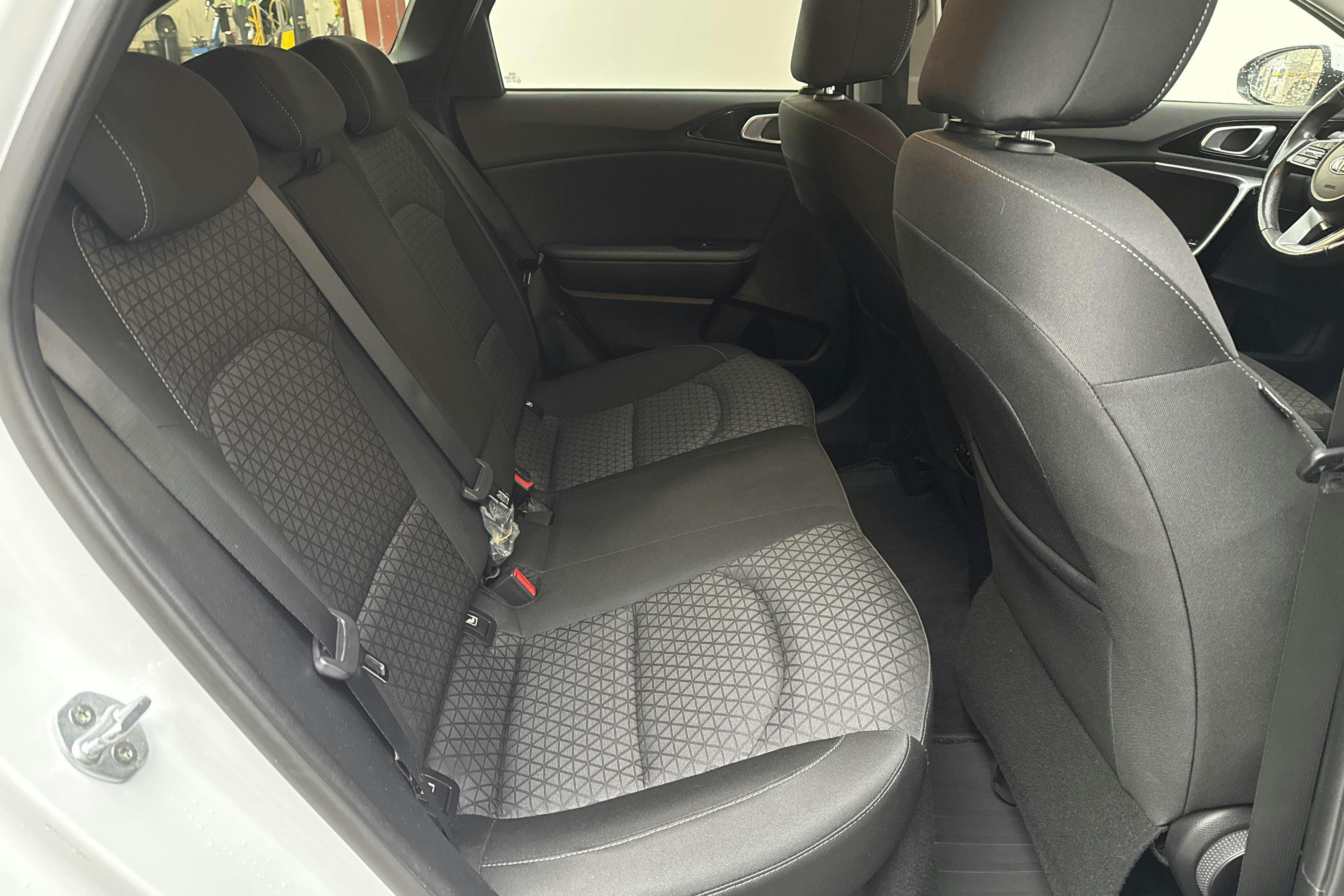 KIA Ceed 1.6 Plug-in Hybrid SW (141hk) - 129 360 km - Automaatne - valge - 2021